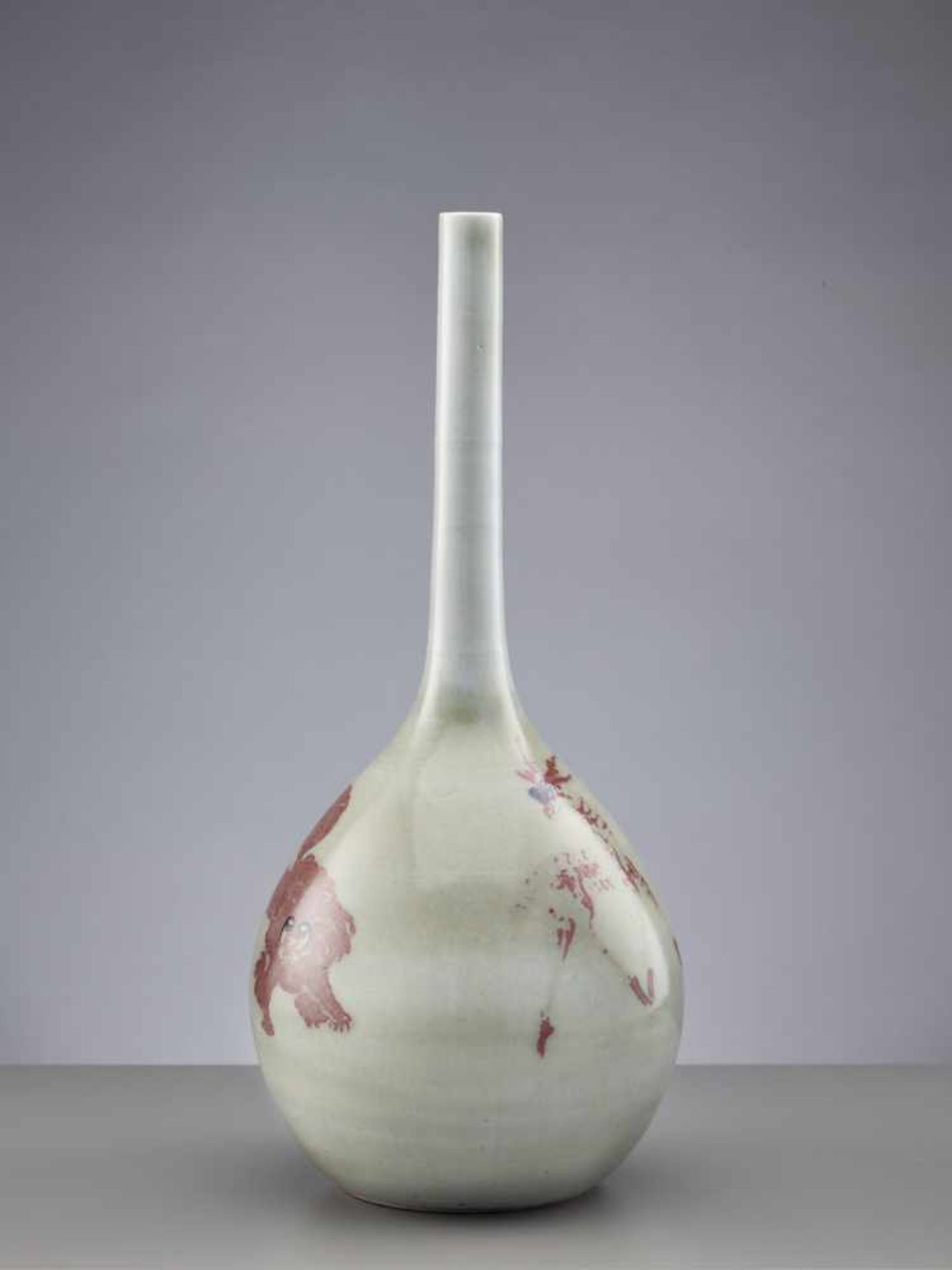 A VERY LARGE UNDERGLAZE COPPER-RED-DECORATED BOTTLE VASE, KANGXI PERIOD (1662-1722) Elegantly potted - Image 6 of 11