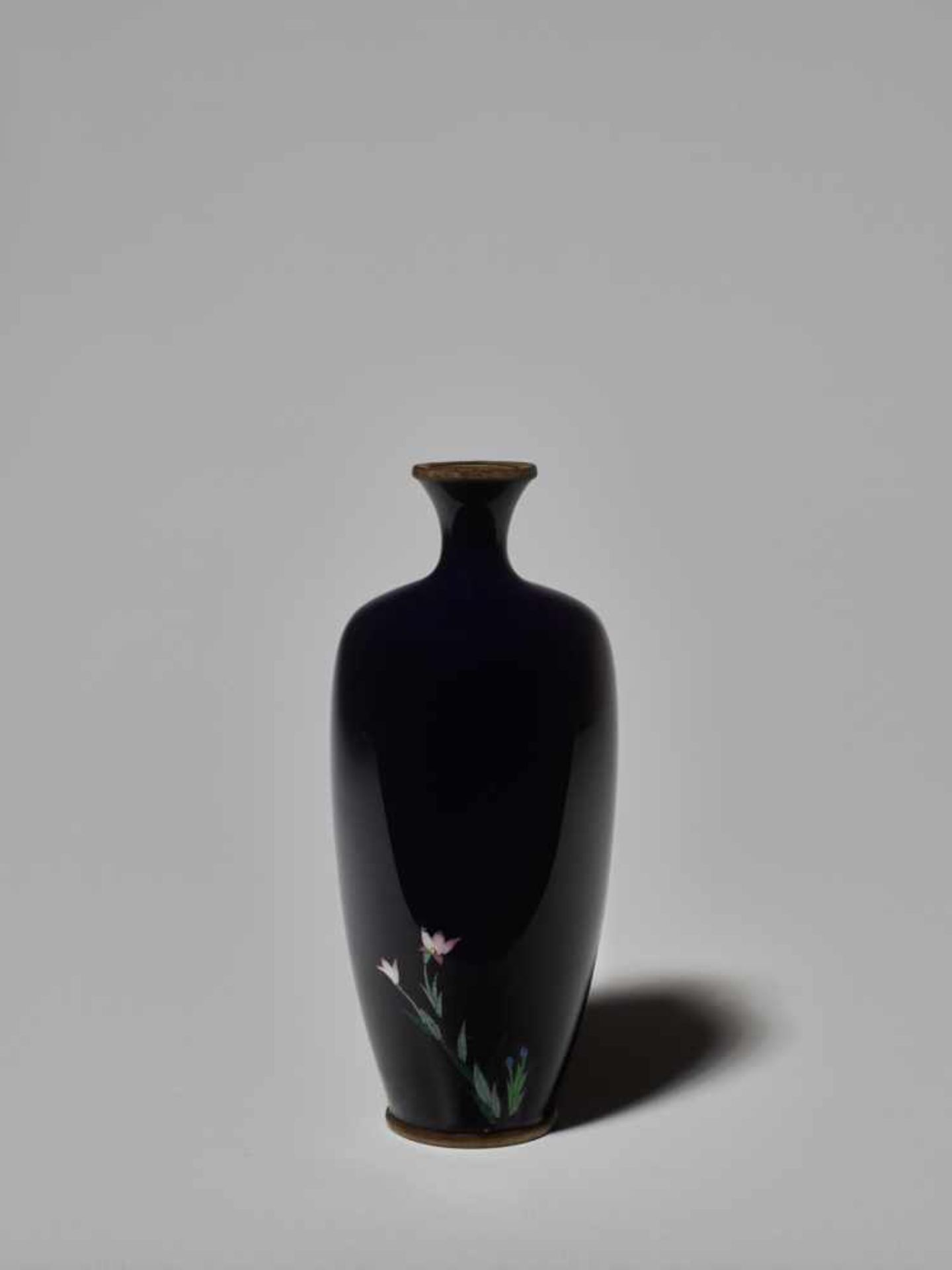 A JAPANESE CLOISONNÉ ENAMEL VASE WITH KIKU AND FUYO BLOSSOMS Cloisonné with colored enamelsJapan, - Image 2 of 6