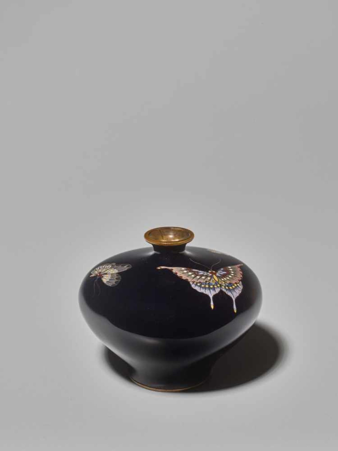 A JAPANESE CLOISONNÉ VASE WITH BUTTERFLIES Cloisonné with colored enamelsJapan, Meiji period (1868 - - Image 3 of 7