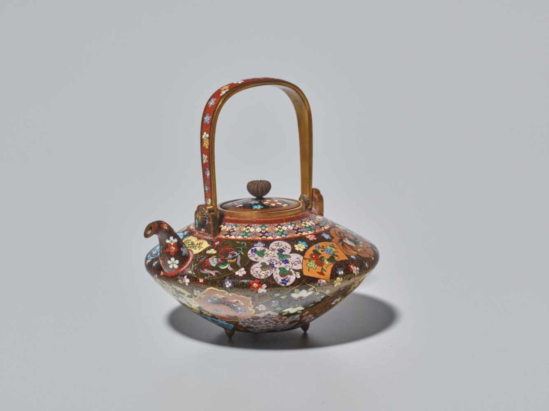 A FINE JAPANESE CLOISONNÉ ENAMEL TEAPOT ATTRIBUTED TO NAMIKAWA YASUYUKI (1845 – 1927) Cloisonné with - Image 6 of 10