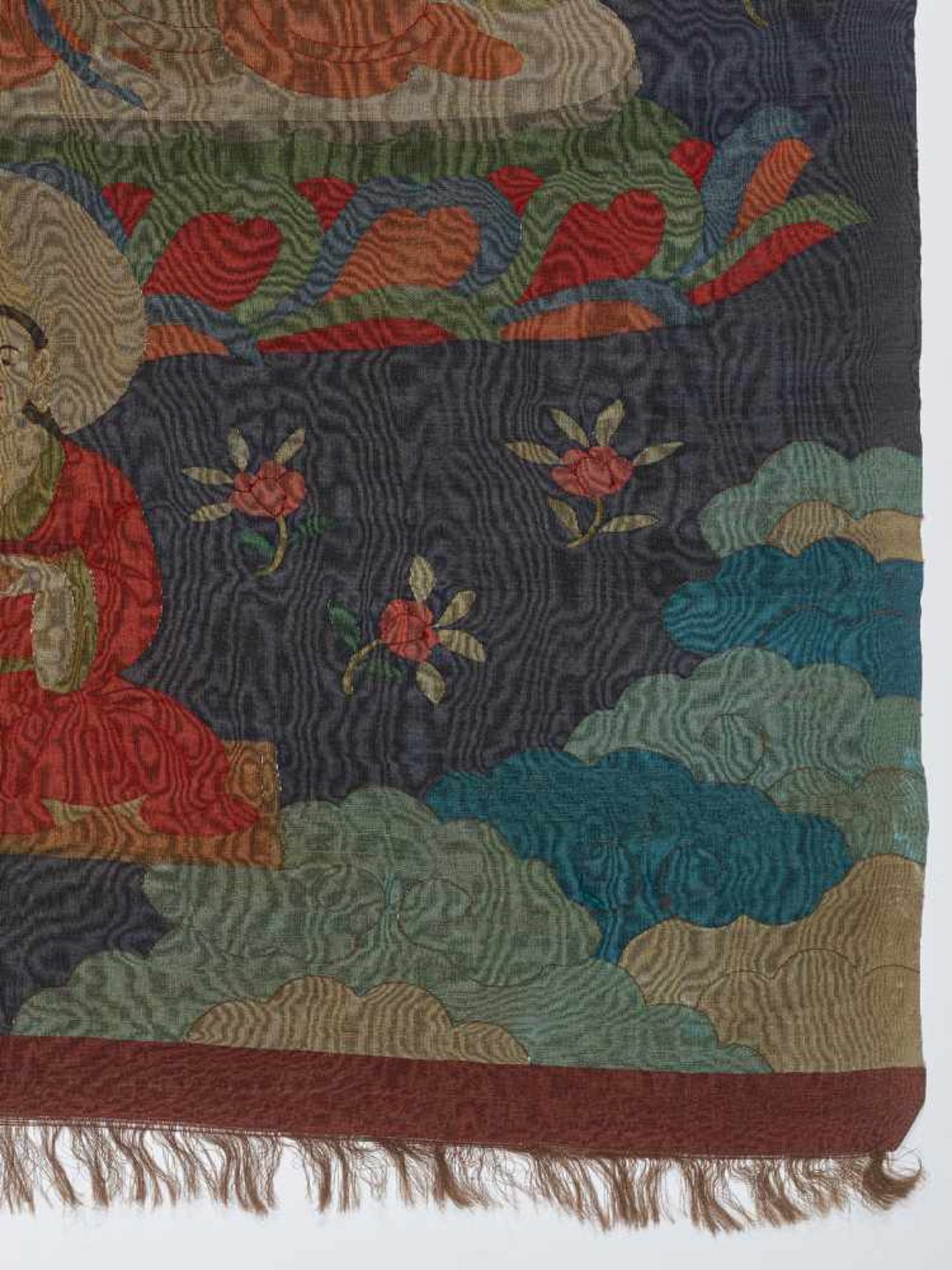 A VERY RARE SILK KESI THANGKA WITH AVALOKITESHVARA, 18th CENTURY Silk with Kesi weaving, silk and - Bild 5 aus 6