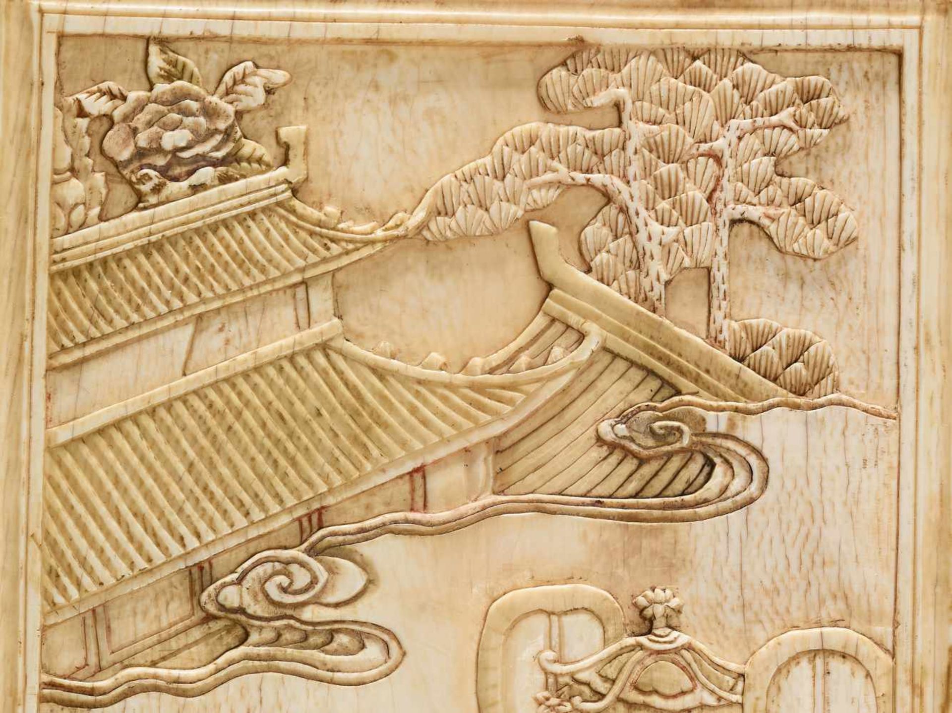 AN IVORY DOUBLE-SIDED ‘IMMORTALS AND DRAGON BOAT’ TABLE SCREEN, KANGXI Ivory engraved and carved - Image 9 of 11