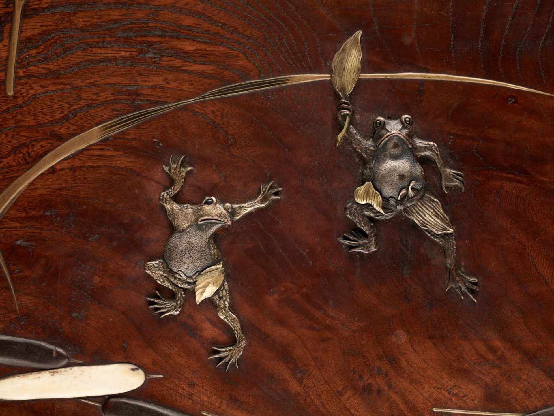 A FINE AND ELABORATELY INLAID AND LACQUERED JAPANESE PANEL DEPICTING FROLICKING FROGS BY RYOSAI - Image 3 of 7