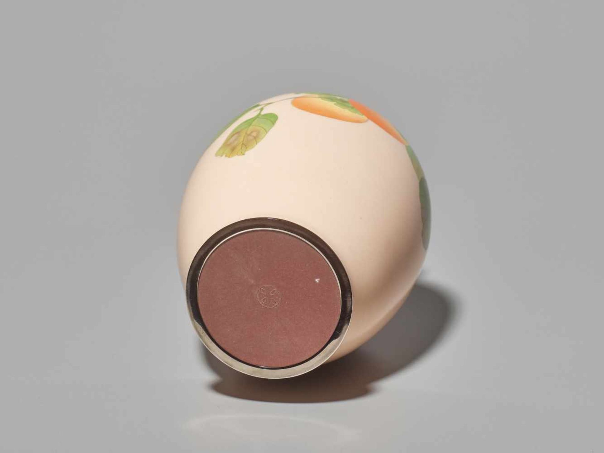 A FINE JAPANESE CLOISONNÉ ENAMEL VASE WITH PERSIMMONS BY ANDO JUBEI Cloisonné with colored enamels - Image 4 of 8