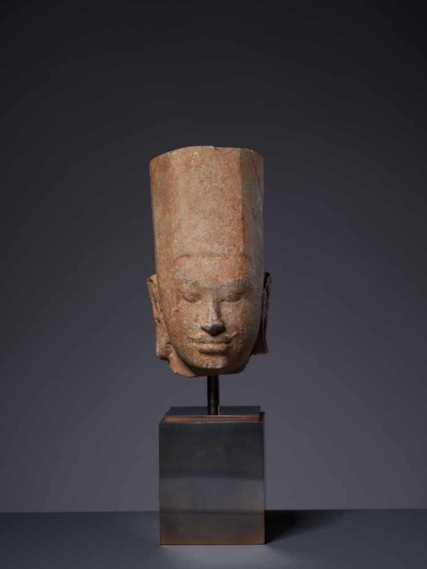 A SANDSTONE HEAD OF A DEITY, KHMER, PRE-ANGKOR PERIOD, 7TH – 8TH CENTURY Sculptured and chiseled - Image 5 of 6