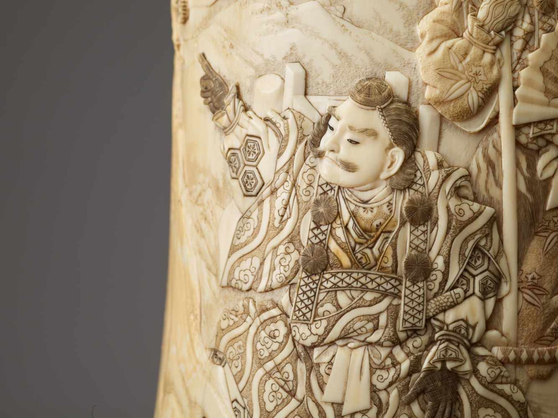 A LARGE AND FINE JAPANESE TUSK VASE DEPICTING YAMABUSHI WARRIOR PRIESTS BY KOZAN Ivory with wood - Image 3 of 12