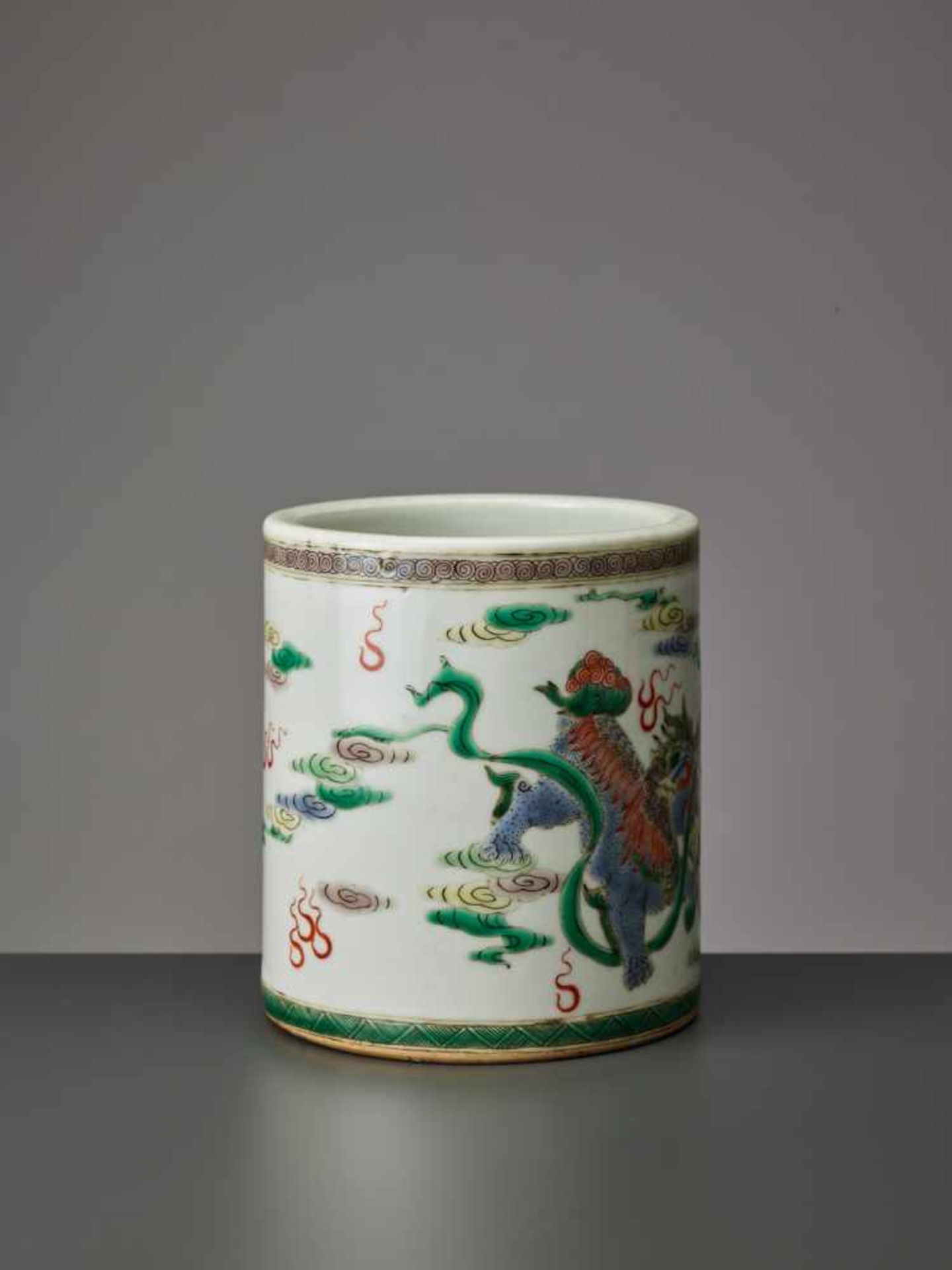 A FAMILLE VERTE ENAMELED PORCELAIN BRUSHPOT, QING DYNASTY Of cylindrical form, painted in vivid - Image 4 of 6