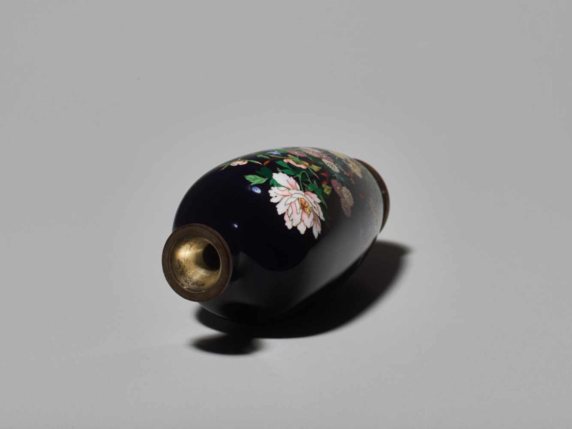 A JAPANESE CLOISONNÉ ENAMEL VASE WITH KIKU AND FUYO BLOSSOMS Cloisonné with colored enamelsJapan, - Image 4 of 6