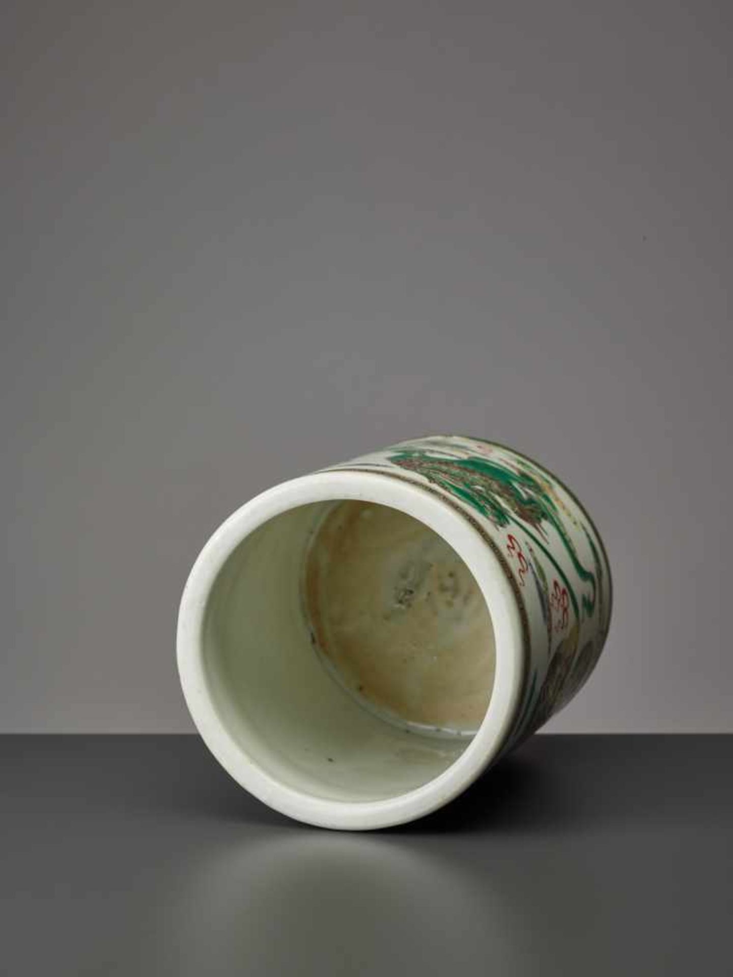 A FAMILLE VERTE ENAMELED PORCELAIN BRUSHPOT, QING DYNASTY Of cylindrical form, painted in vivid - Image 5 of 6