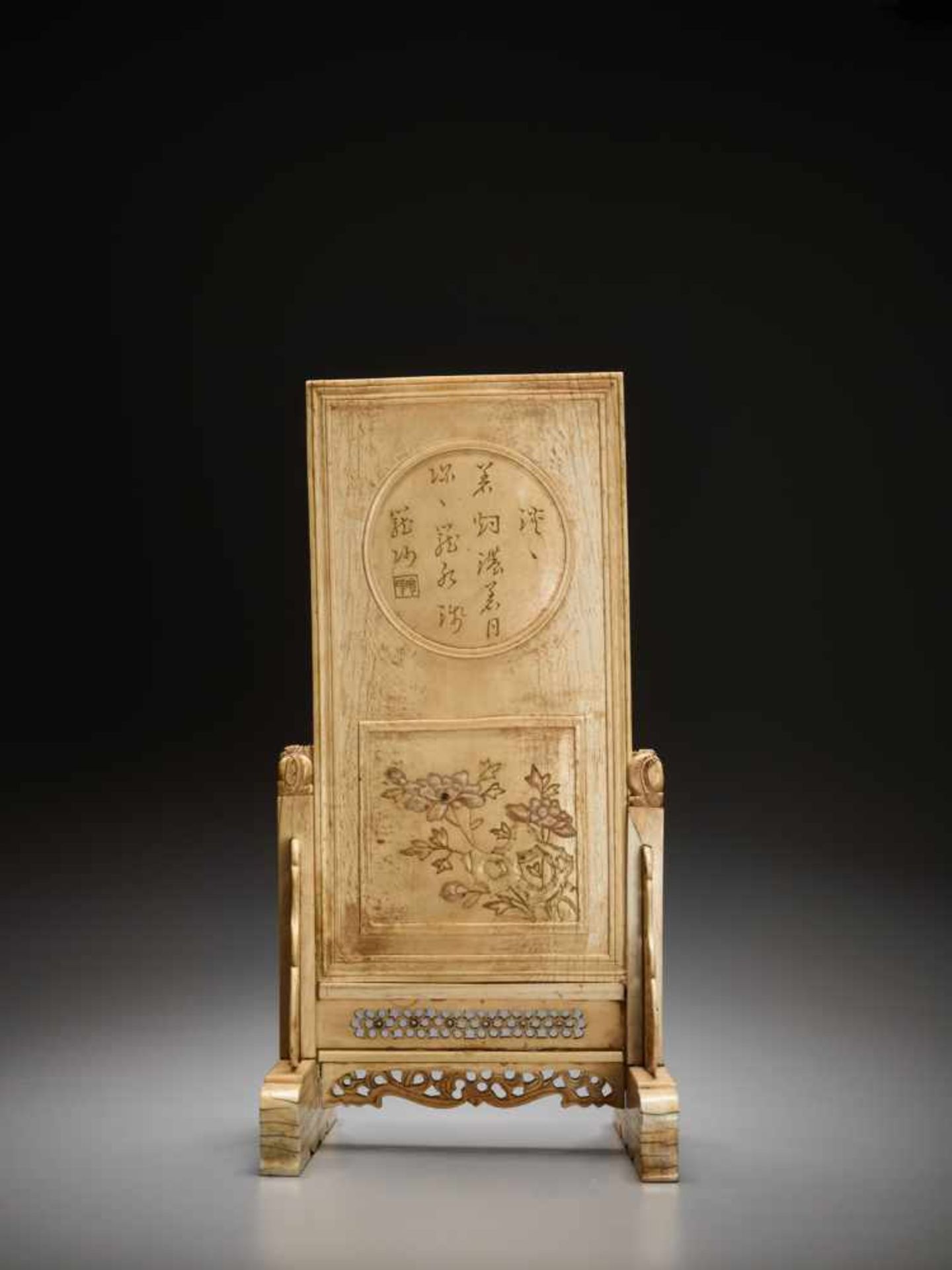 AN IVORY DOUBLE-SIDED ‘IMMORTALS AND DRAGON BOAT’ TABLE SCREEN, KANGXI Ivory engraved and carved - Image 5 of 11