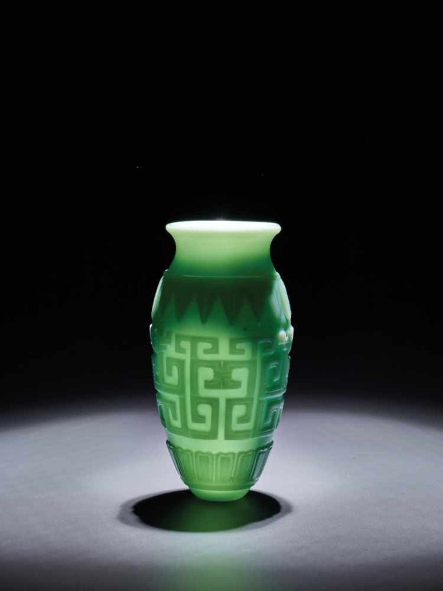 A RARE CARVED ARCHAISTIC ‘KUILONG’ TURQUOISE GLASS VASE, MID QING DYNASTY The translucent glass body - Bild 2 aus 9