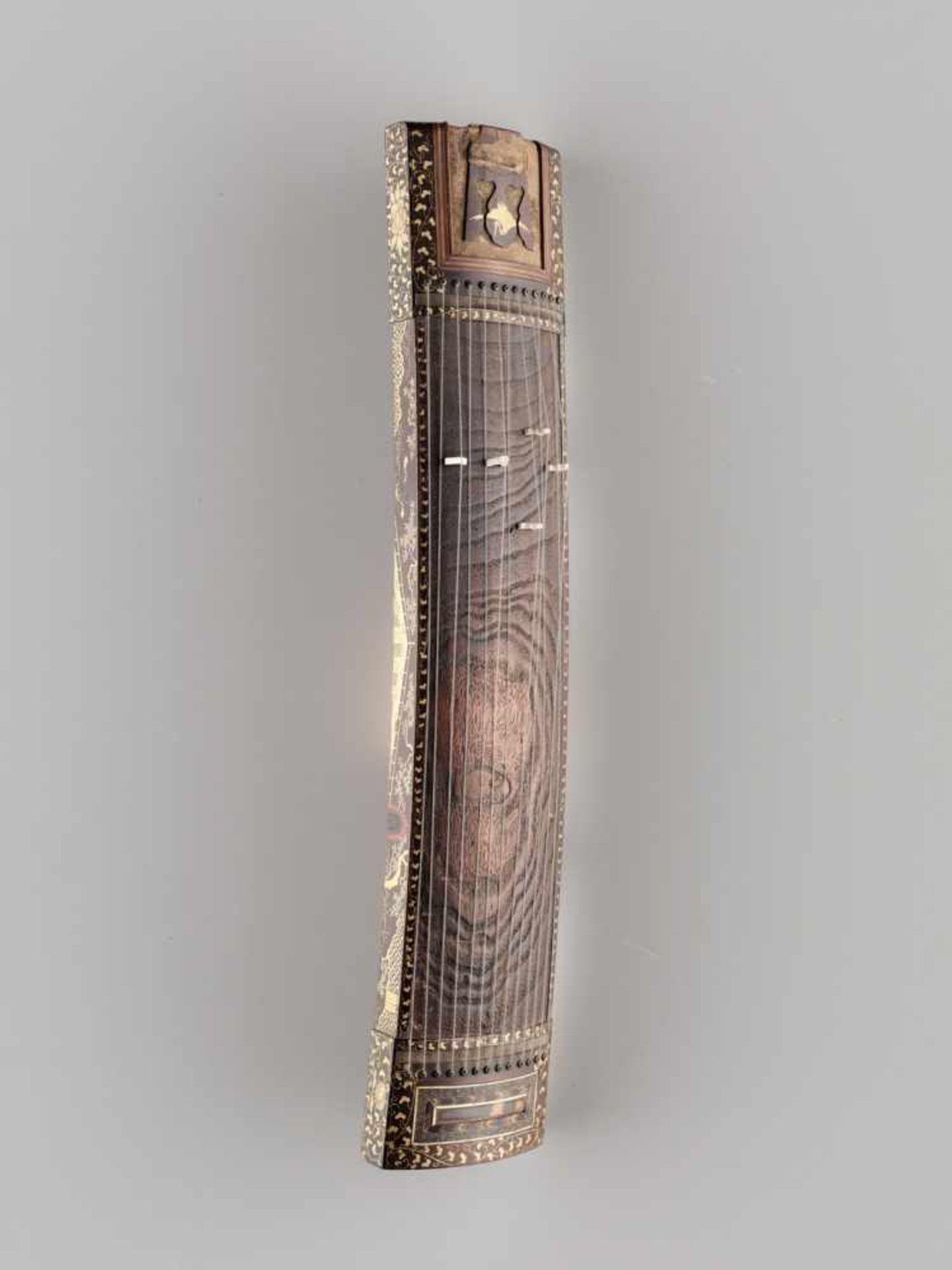 A FINE AND RARE LACQUERED THIRTEEN STRING KOTO, EDO PERIOD Wood, lacquer and boneJapan, Edo - Image 5 of 7