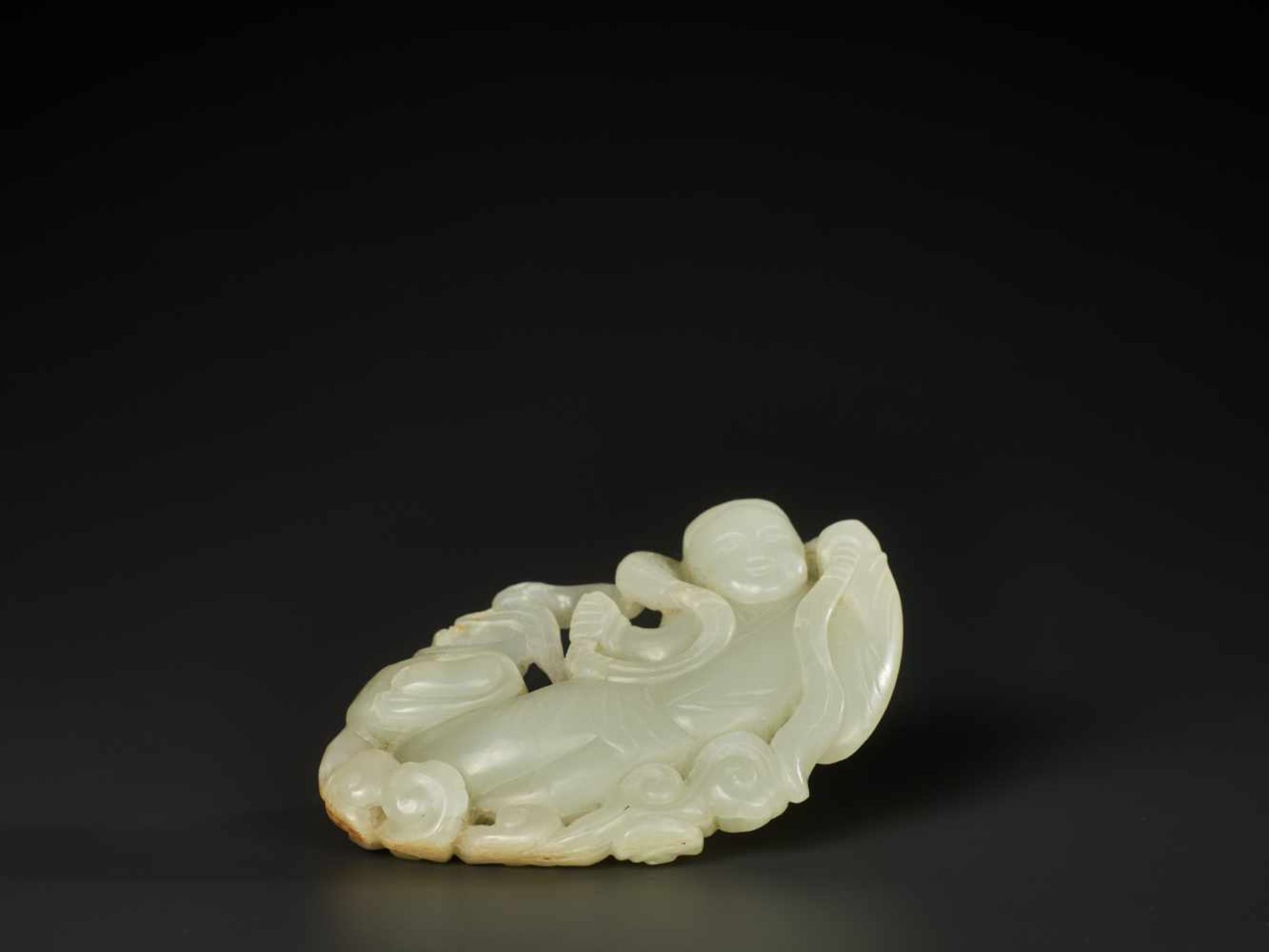 A WHITE JADE CARVING OF AN APSARA, MING DYNASTY OR EARLIER The stone is of an even tone, with a - Bild 7 aus 8