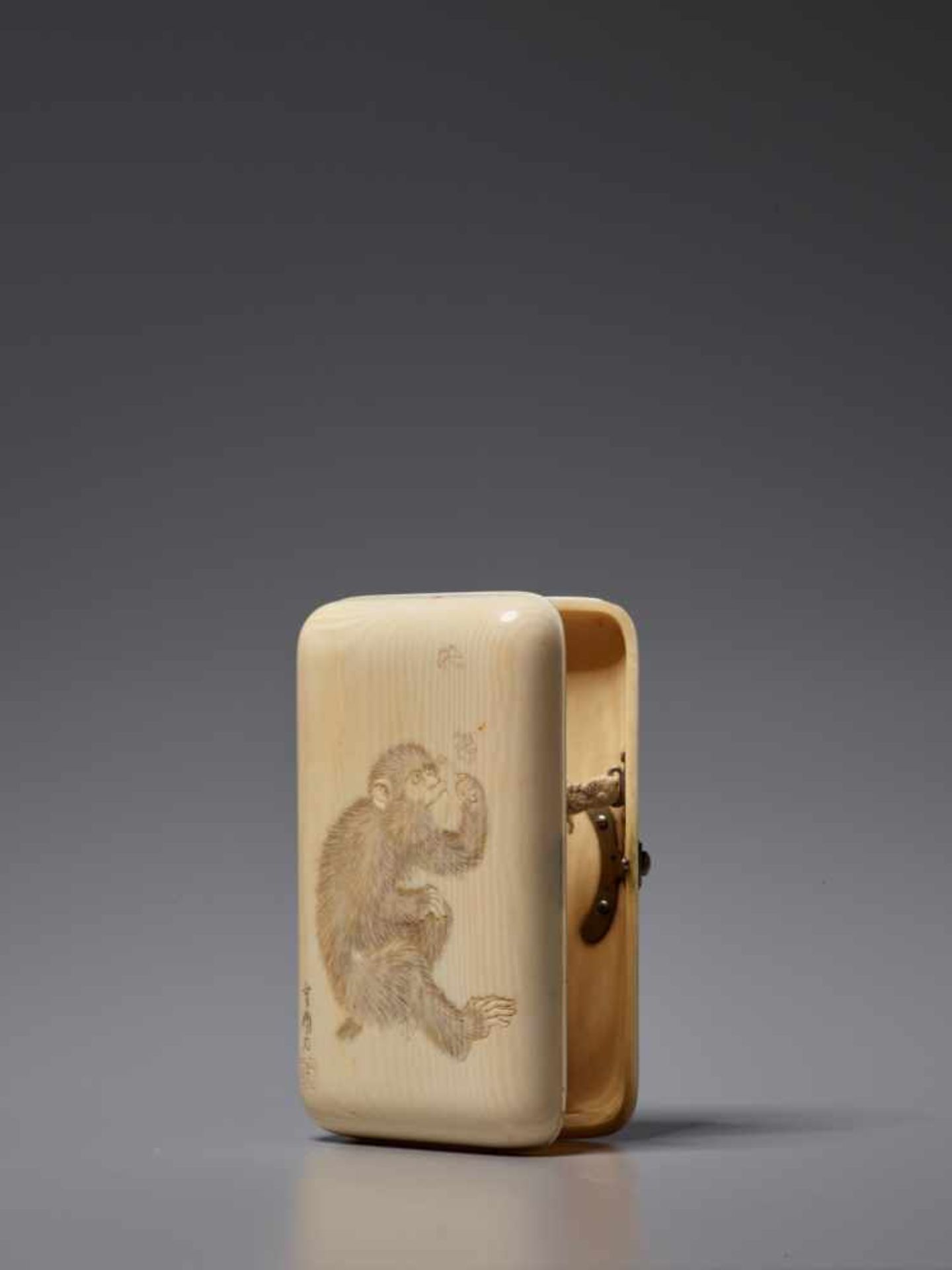 A FINE JAPANESE IVORY CIGARETTE CASE WITH MONKEYS IvoryJapan, Meiji period (1868 - 1912)A - Image 7 of 8