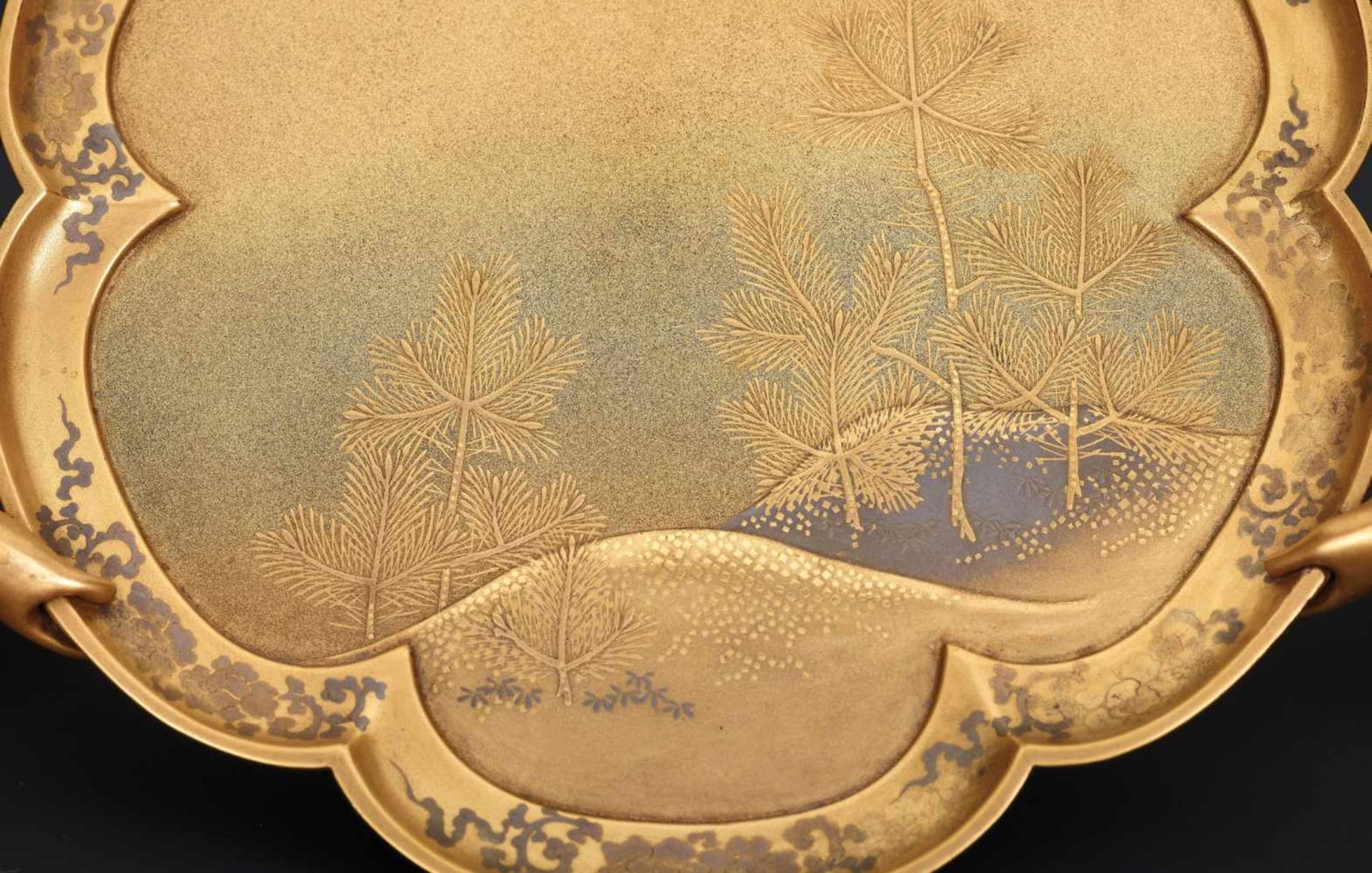 A FINE AND RARE JAPANESE LACQUER TRAY SUPPORTED BY TWO KARAKO Lacquered woodJapan, Edo period ( - Image 4 of 11