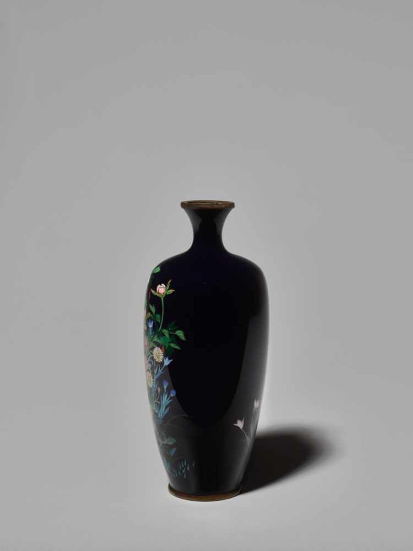 A JAPANESE CLOISONNÉ ENAMEL VASE WITH KIKU AND FUYO BLOSSOMS Cloisonné with colored enamelsJapan, - Image 6 of 6