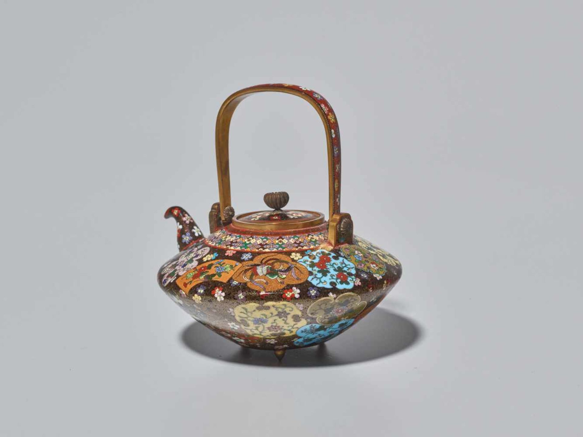 A FINE JAPANESE CLOISONNÉ ENAMEL TEAPOT ATTRIBUTED TO NAMIKAWA YASUYUKI (1845 – 1927) Cloisonné with - Image 9 of 10