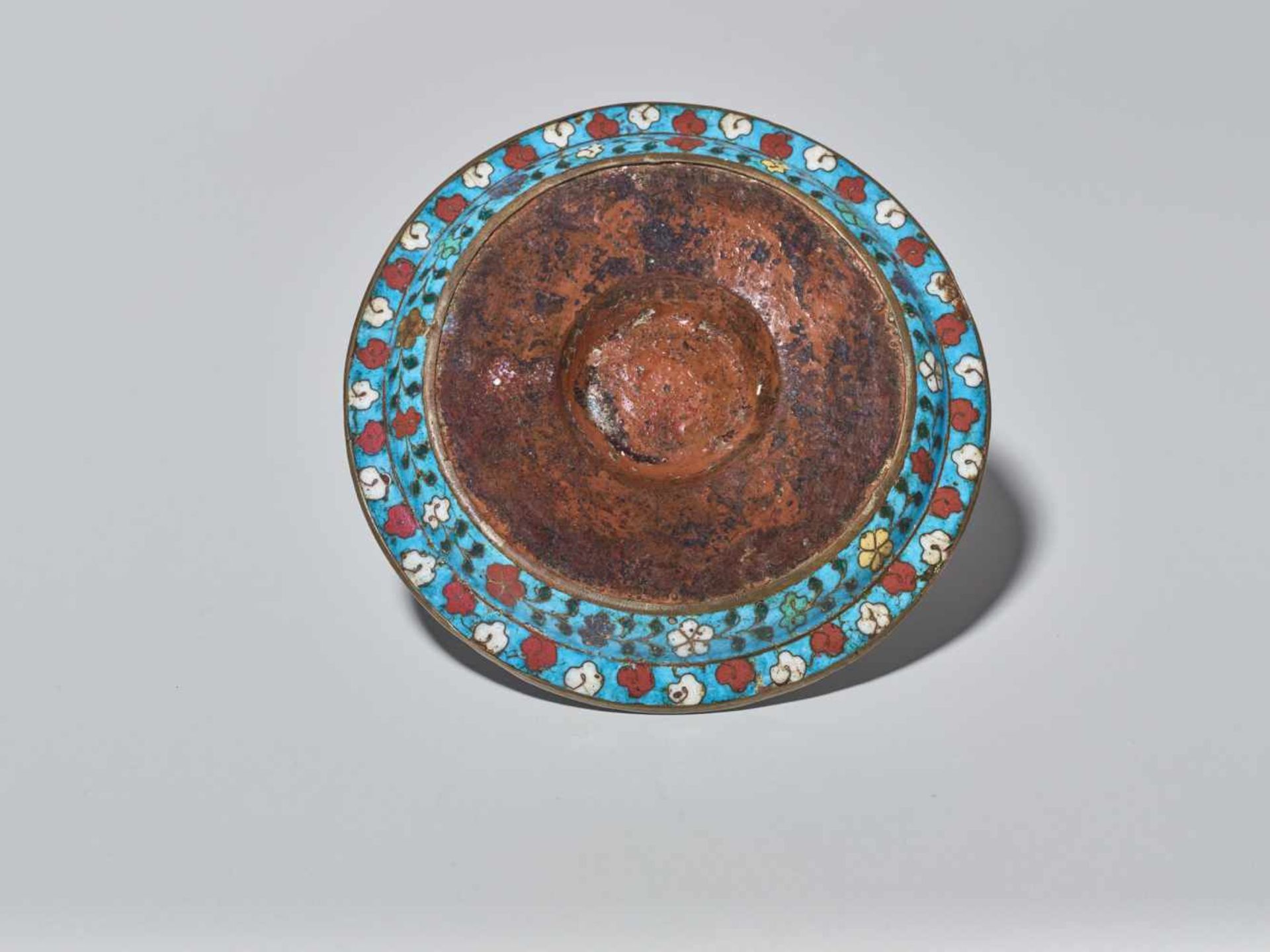 A CLOISONNÉ ENAMEL ‘LOTUS’ CUPSTAND, MING DYNASTY, 16TH CENTURY The bronze cup-stand with gilt - Image 4 of 7