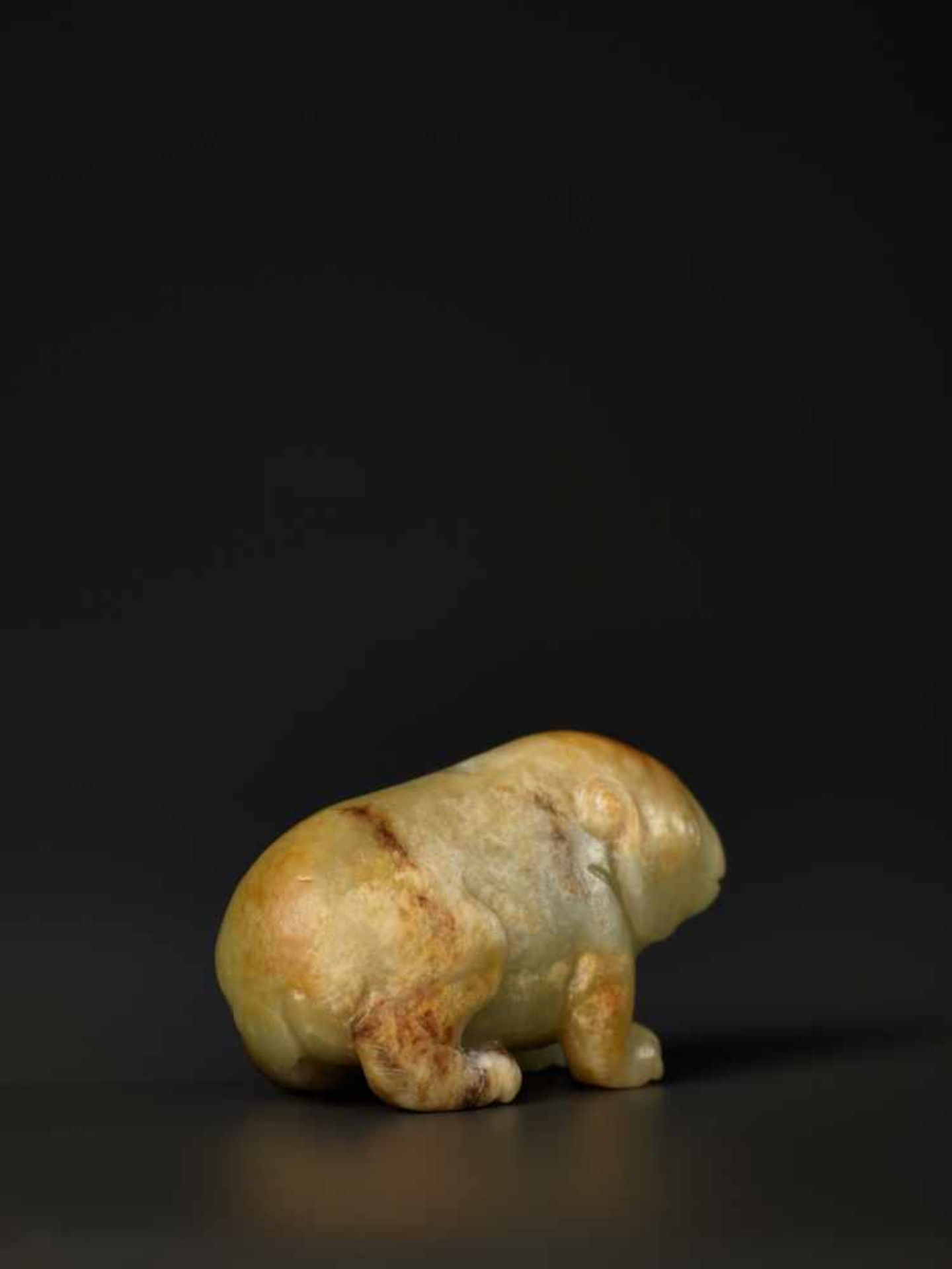 A SMALL CELADON AND RUSSET JADE CARVING OF A CROUCHING BEAR, XIONG, MING DYNASTY The mottled celadon - Image 6 of 8