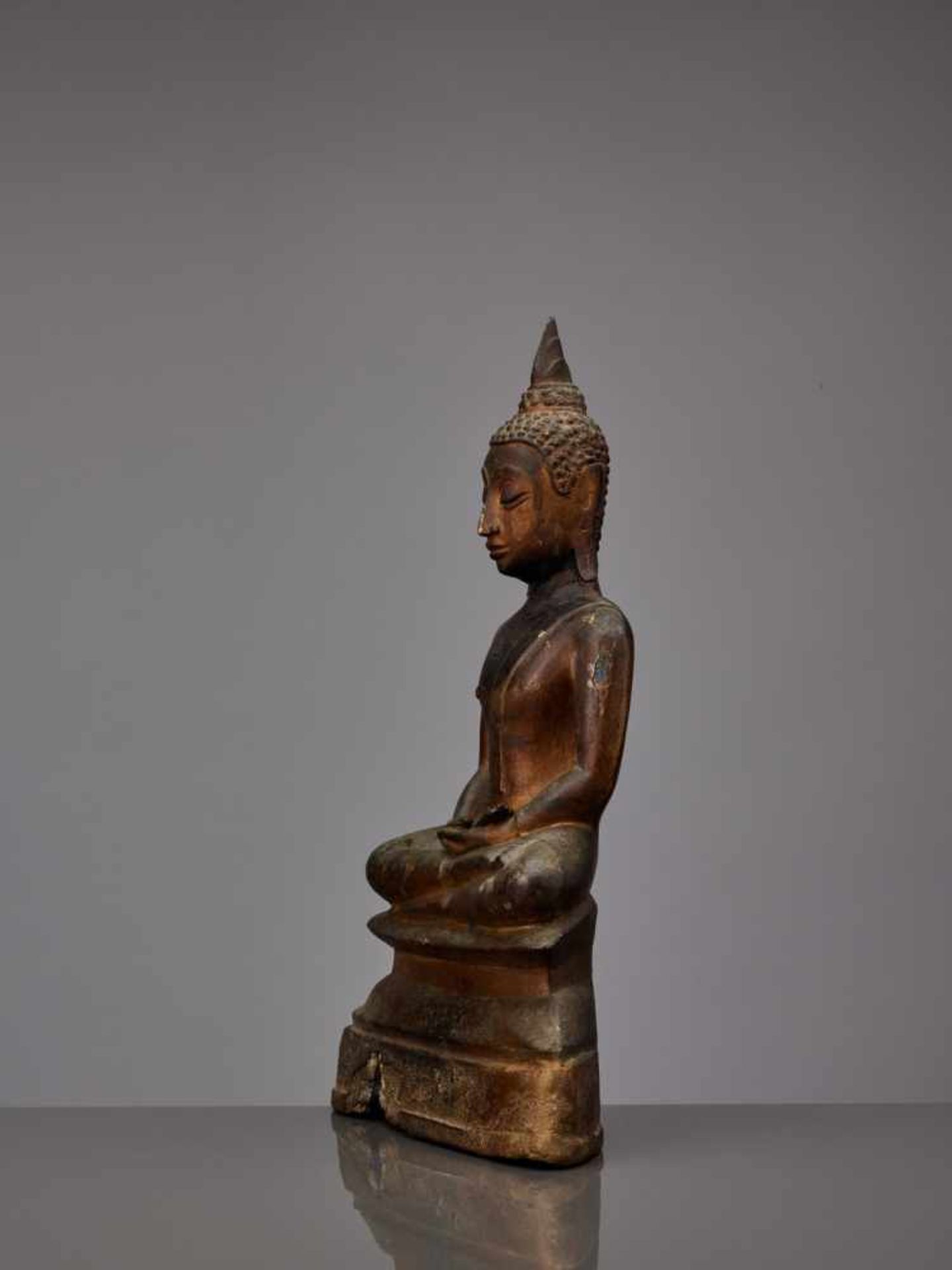 A BRONZE BUDDHA SHAKYAMUNI SEATED IN VIRASANA, SUKHOTHAI, 15TH-16TH CENTURY Cast bronze with - Image 7 of 8