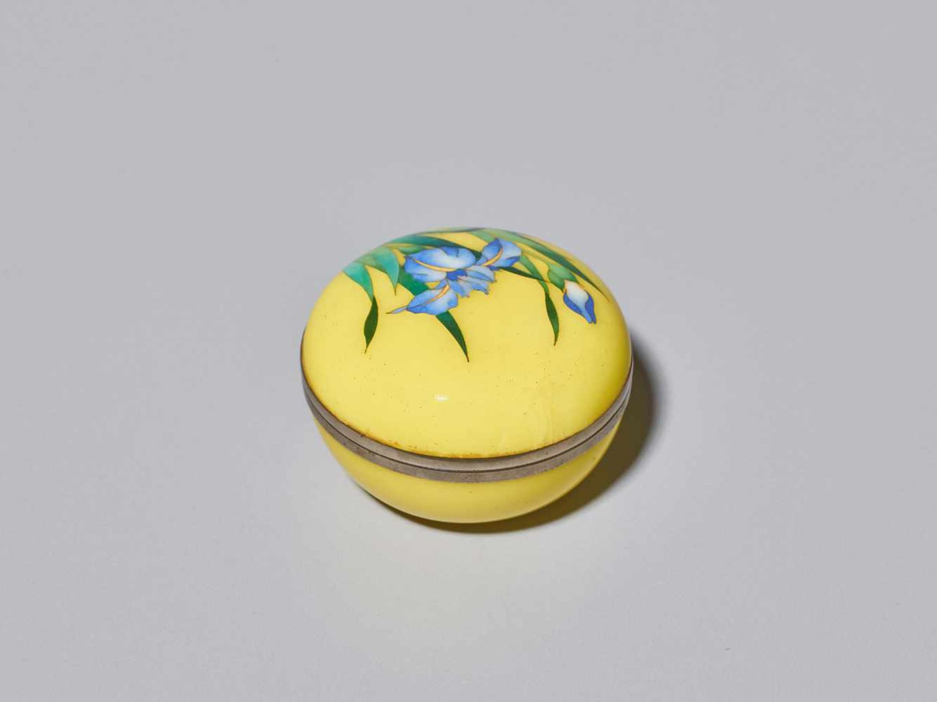 A JAPANESE CLOISONNÉ ENAMEL CIRCULAR BOX AND COVER WITH IRIS BLOSSOMS Cloisonné with colored - Image 6 of 6