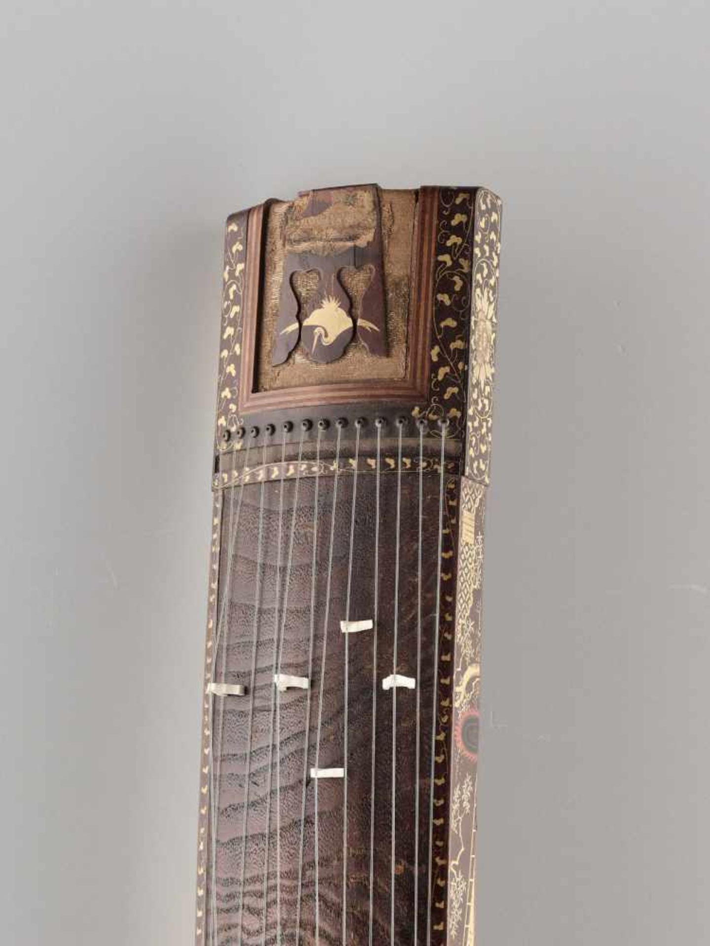 A FINE AND RARE LACQUERED THIRTEEN STRING KOTO, EDO PERIOD Wood, lacquer and boneJapan, Edo - Image 7 of 7