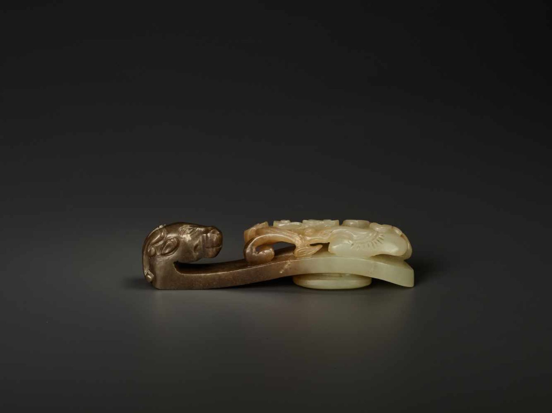 A SMALL OPENWORK ’STAG AND LINGZHI’ JADE BELT HOOK, EARLIER QING DYNASTY The nephrite varying from - Image 4 of 6