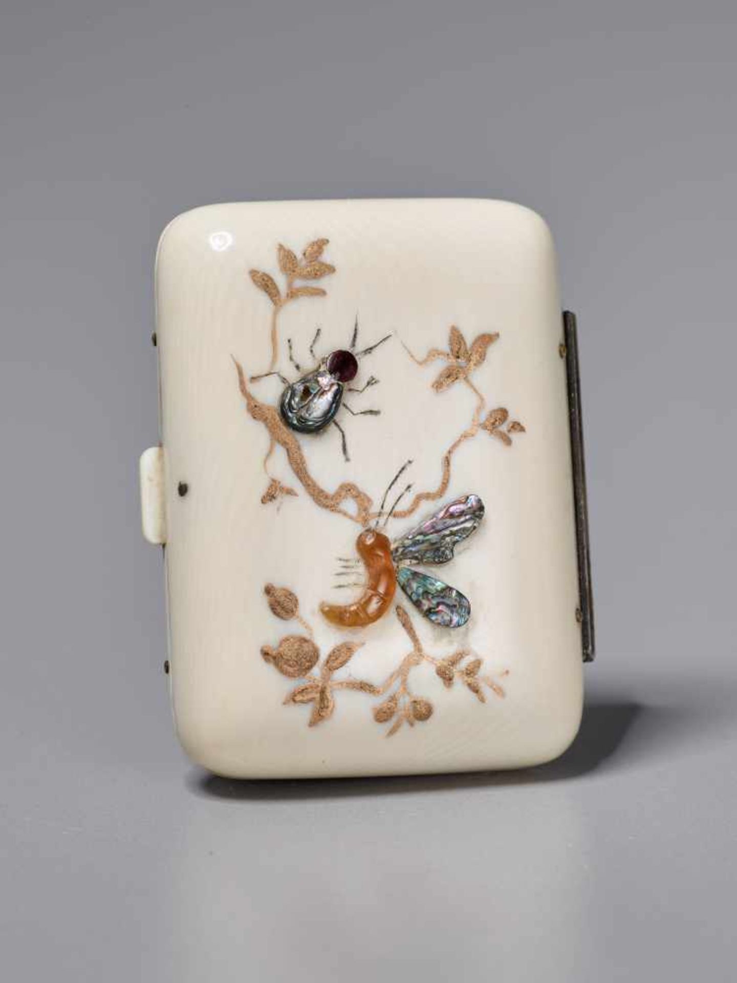 AN INLAID AND LACQUERED JAPANESE SHIBAYAMA STYLE GROUP CONSISTING OF AN AIDE MEMOIRE, A PURSE AND - Image 7 of 8
