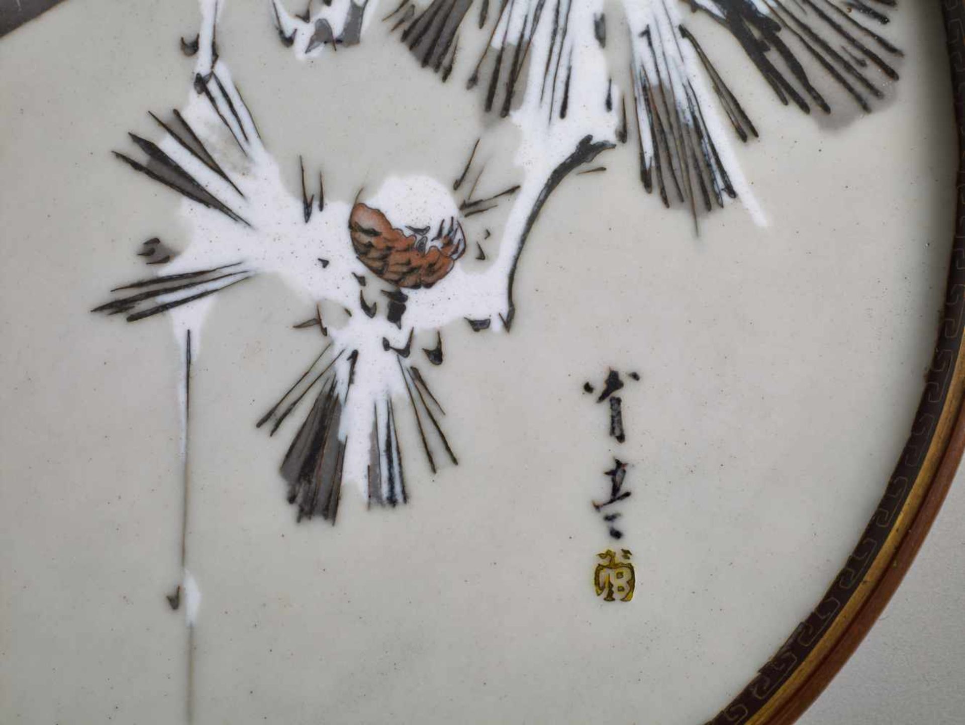 A ‘WINTER’ CLOISONNÉ PLATE, BY NAMIKAWA SOSUKE, SIGNED WATANABE SEITEI Cloisonné with colored - Image 5 of 7