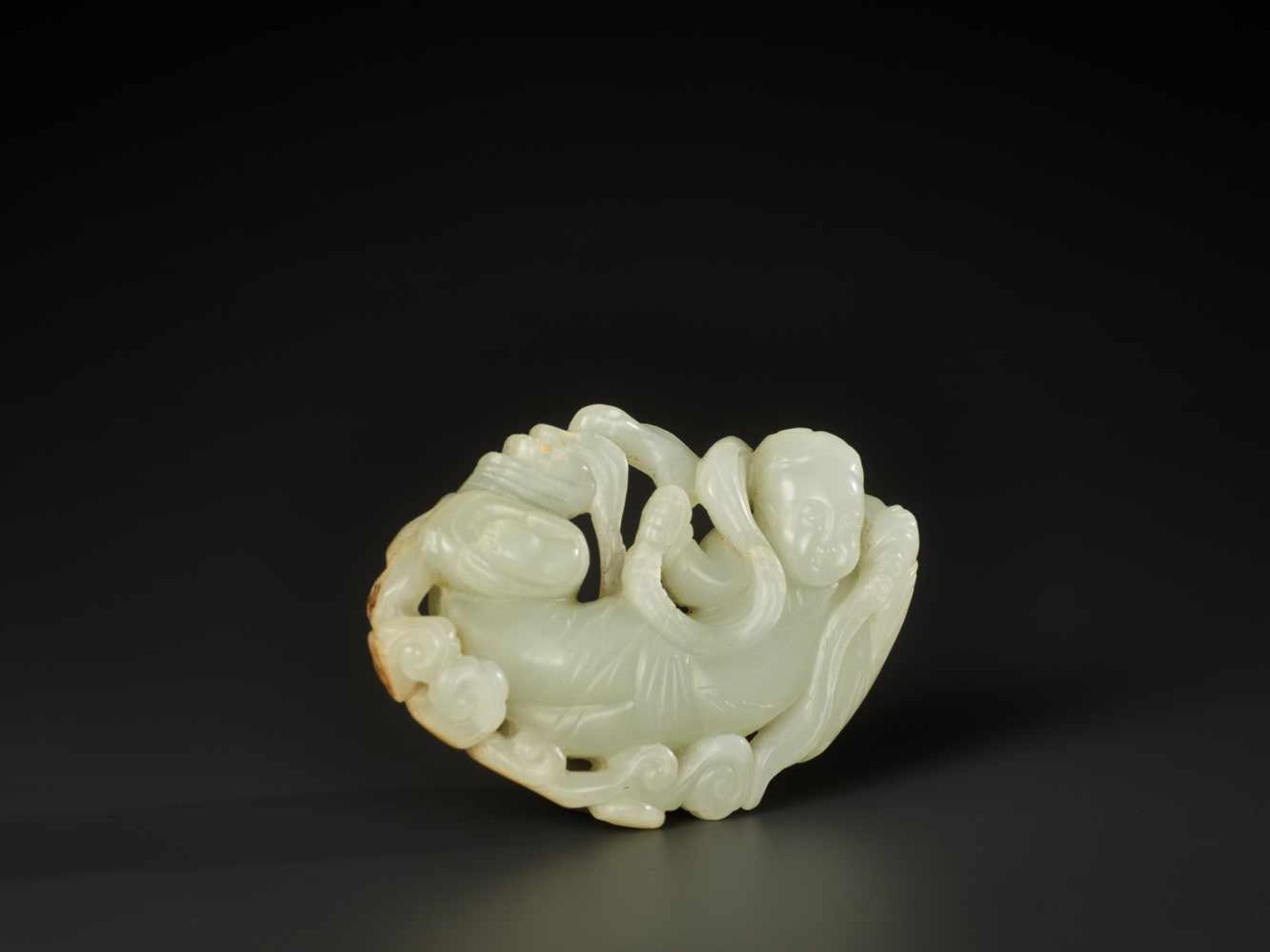 A WHITE JADE CARVING OF AN APSARA, MING DYNASTY OR EARLIER The stone is of an even tone, with a - Bild 5 aus 8