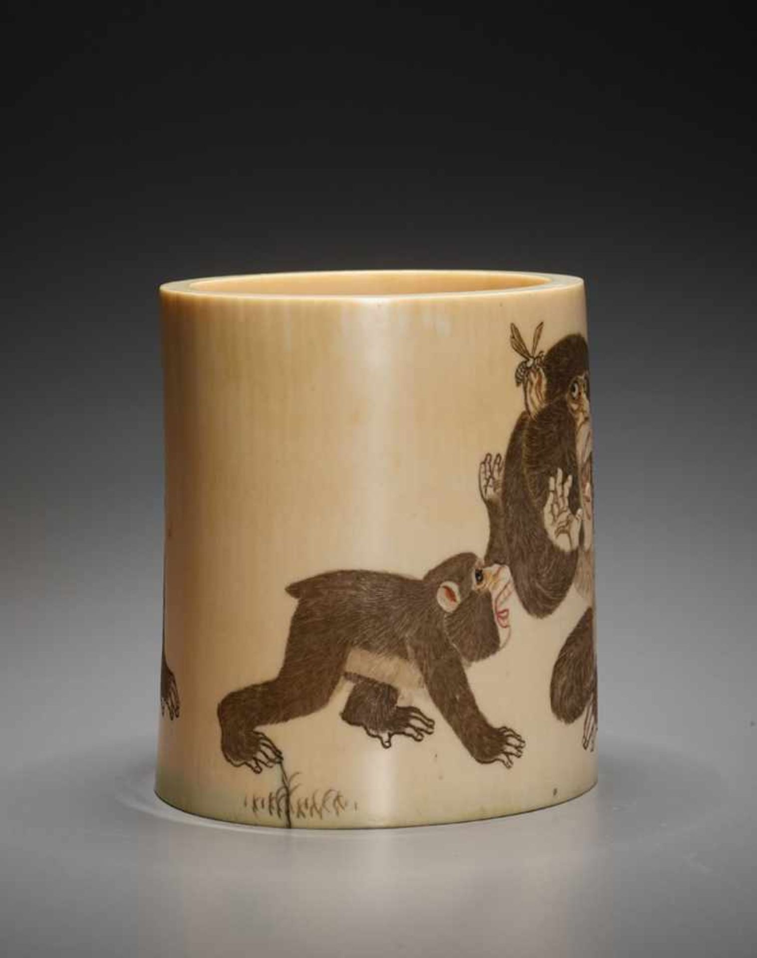 AN JAPANESE IVORY TUSK FUDETATE BRUSH POT WITH FOUR MONKEYS IvoryJapan, Meiji period (1868 - 1912) - Image 3 of 7