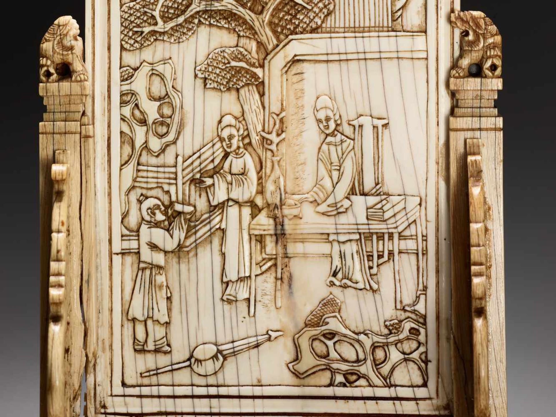 AN IVORY DOUBLE-SIDED ‘NARRATIVE’ TABLE SCREEN, KANGXI Artist signature on the stand. Ivory engraved - Image 7 of 10