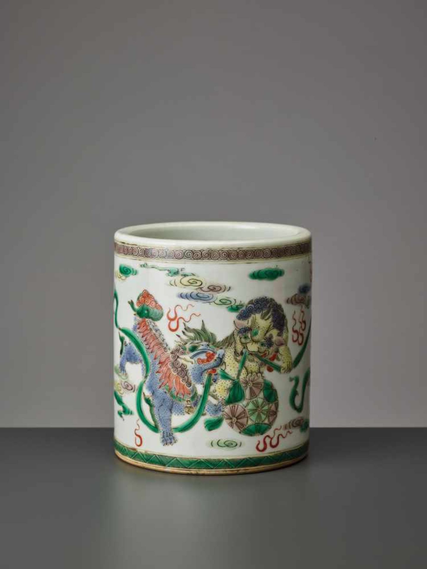 A FAMILLE VERTE ENAMELED PORCELAIN BRUSHPOT, QING DYNASTY Of cylindrical form, painted in vivid