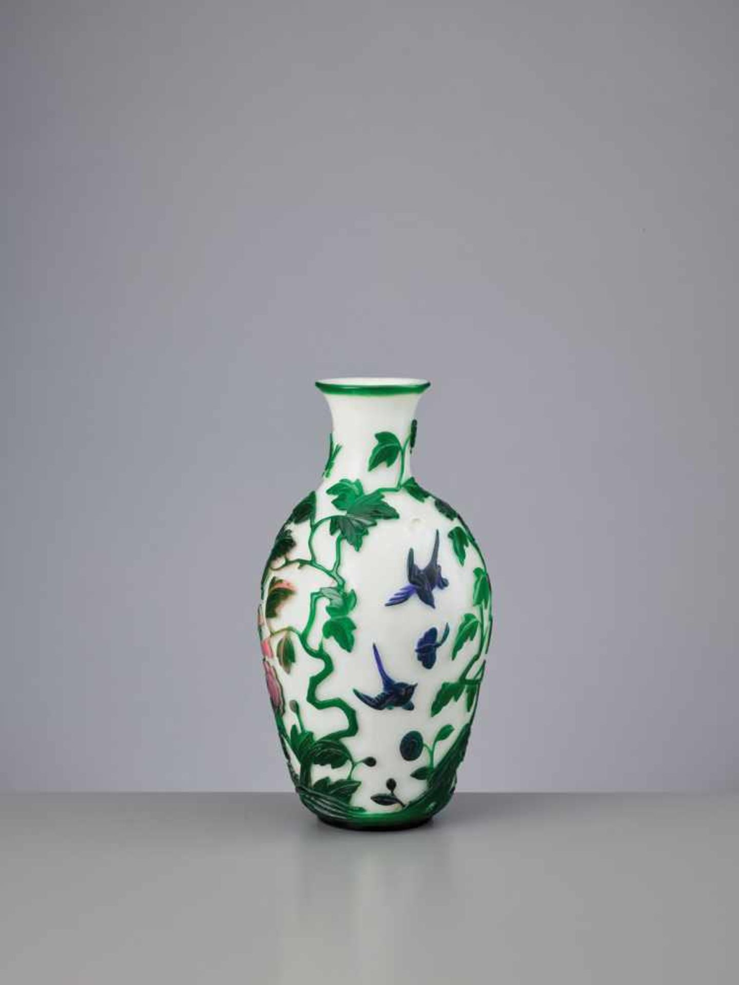 A FIVE-COLOR OVERLAY ‘PEONY’ GLASS VASE, TONGZHI MARK AND OF THE PERIOD The translucent overlay - Image 4 of 9