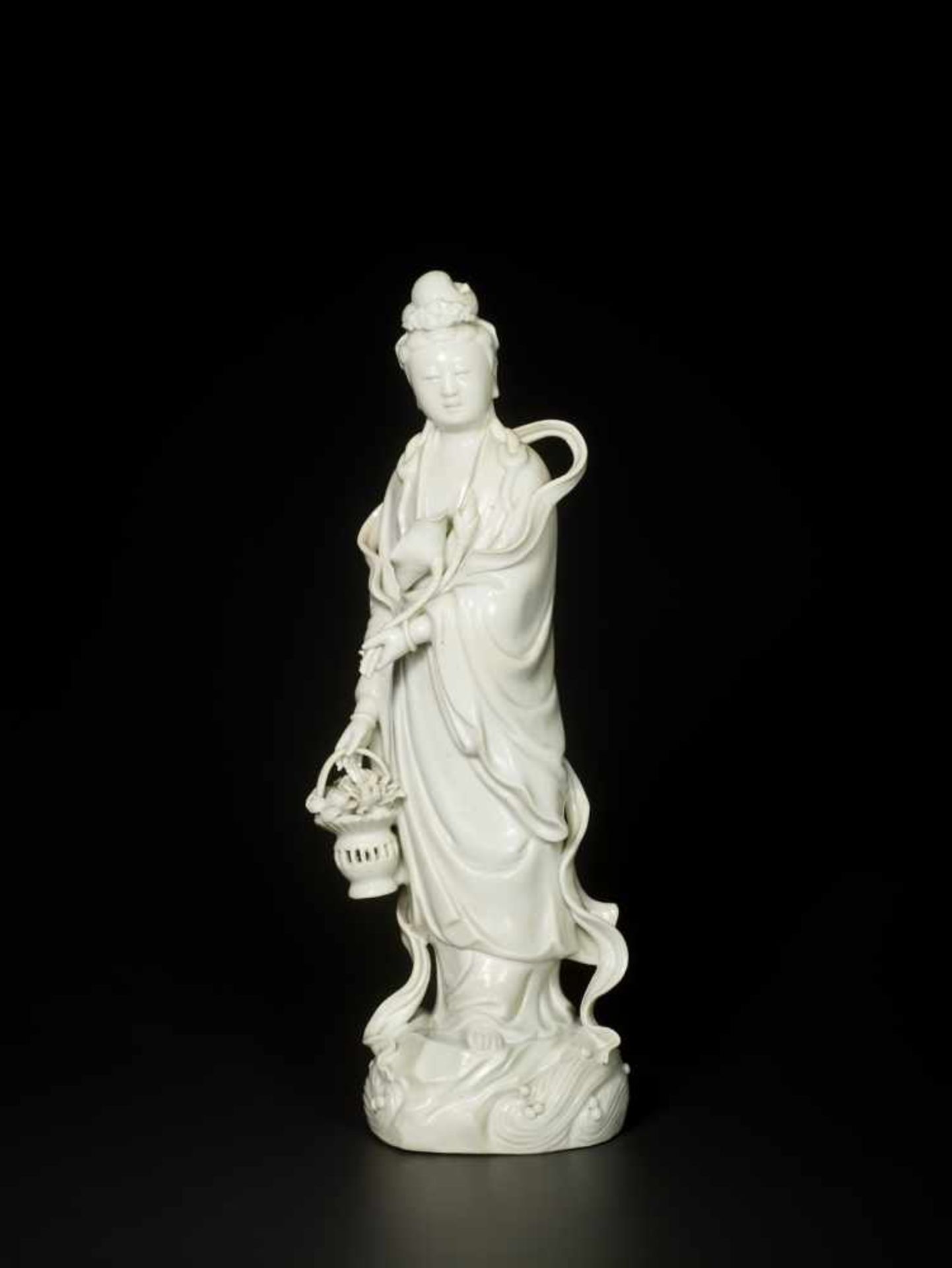 A BLANC-DE-CHINE PORCELAIN FIGURE OF GUANYIN, QING DYNASTY, DEHUA Molded white porcelain with carved - Image 2 of 8