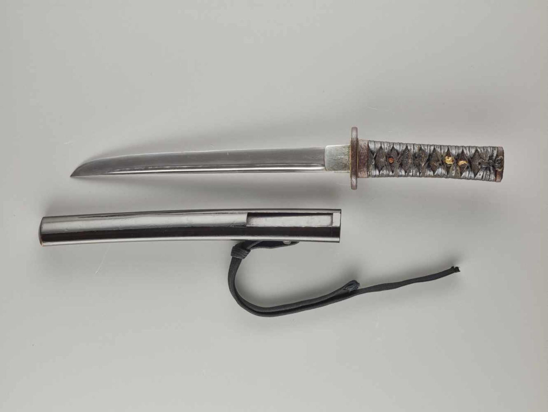 A TANTO BY KUNIYOSHI Japan, Edo period (1603 – 1868) (blade and koshirae)BladeEven shape with iori - Image 9 of 9