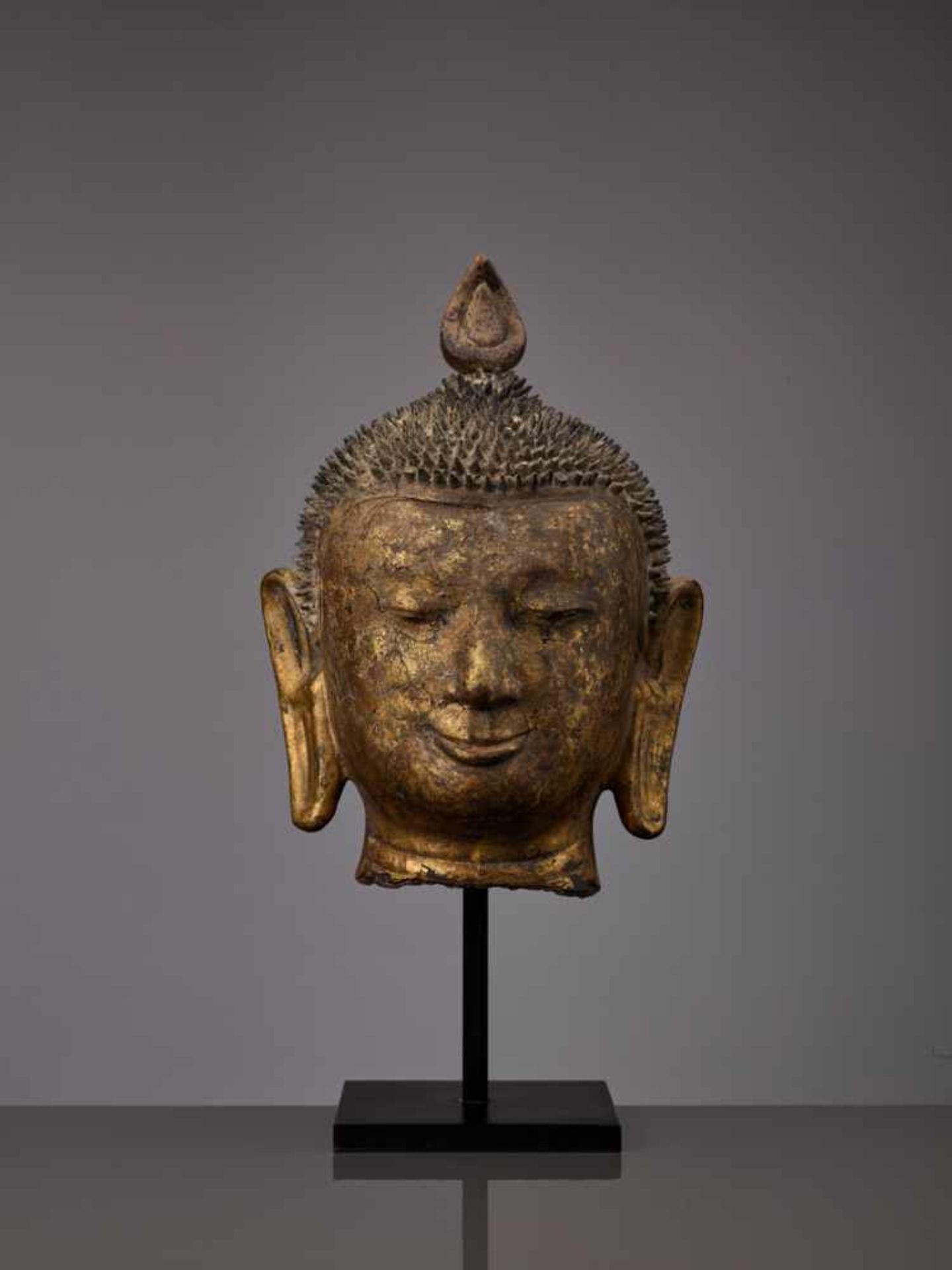 A BURMESE GILT AND LACQUERED HEAD OF BUDDHA SHAKYAMUNI, POST-PAGAN 13-14th CENTURY Hollow wood - Image 2 of 5