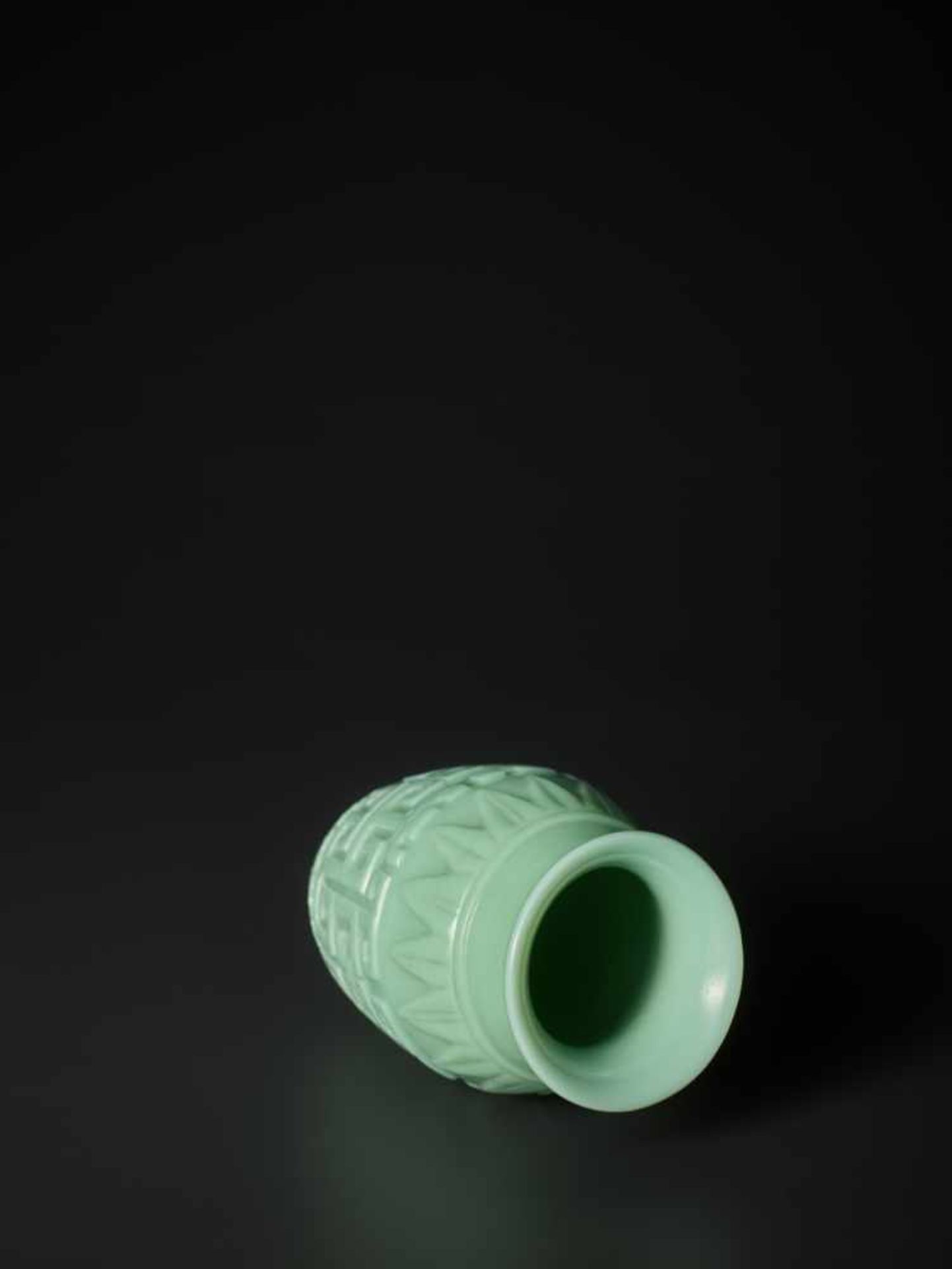 A RARE CARVED ARCHAISTIC ‘KUILONG’ TURQUOISE GLASS VASE, MID QING DYNASTY The translucent glass body - Bild 8 aus 9