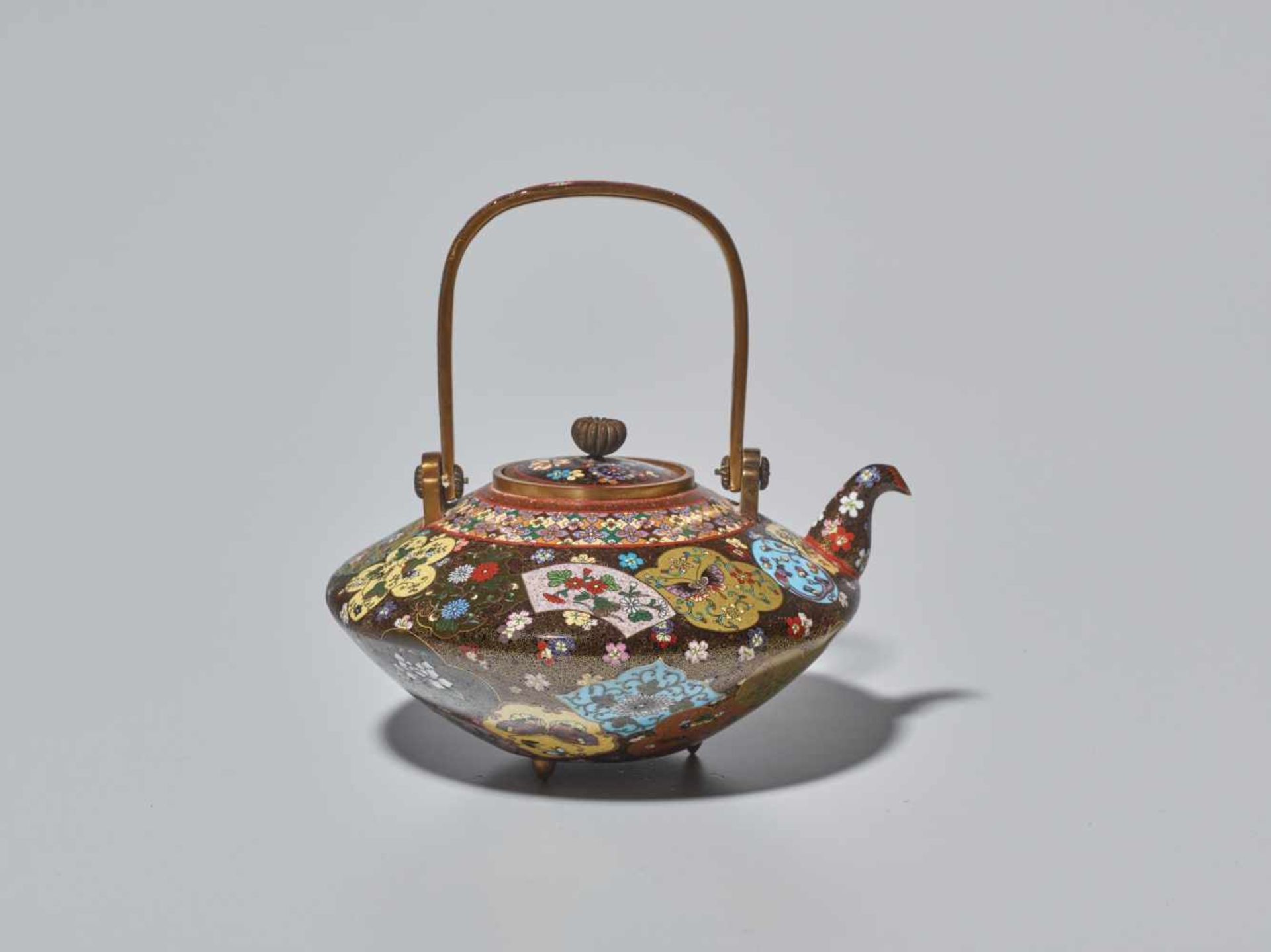 A FINE JAPANESE CLOISONNÉ ENAMEL TEAPOT ATTRIBUTED TO NAMIKAWA YASUYUKI (1845 – 1927) Cloisonné with - Image 7 of 10