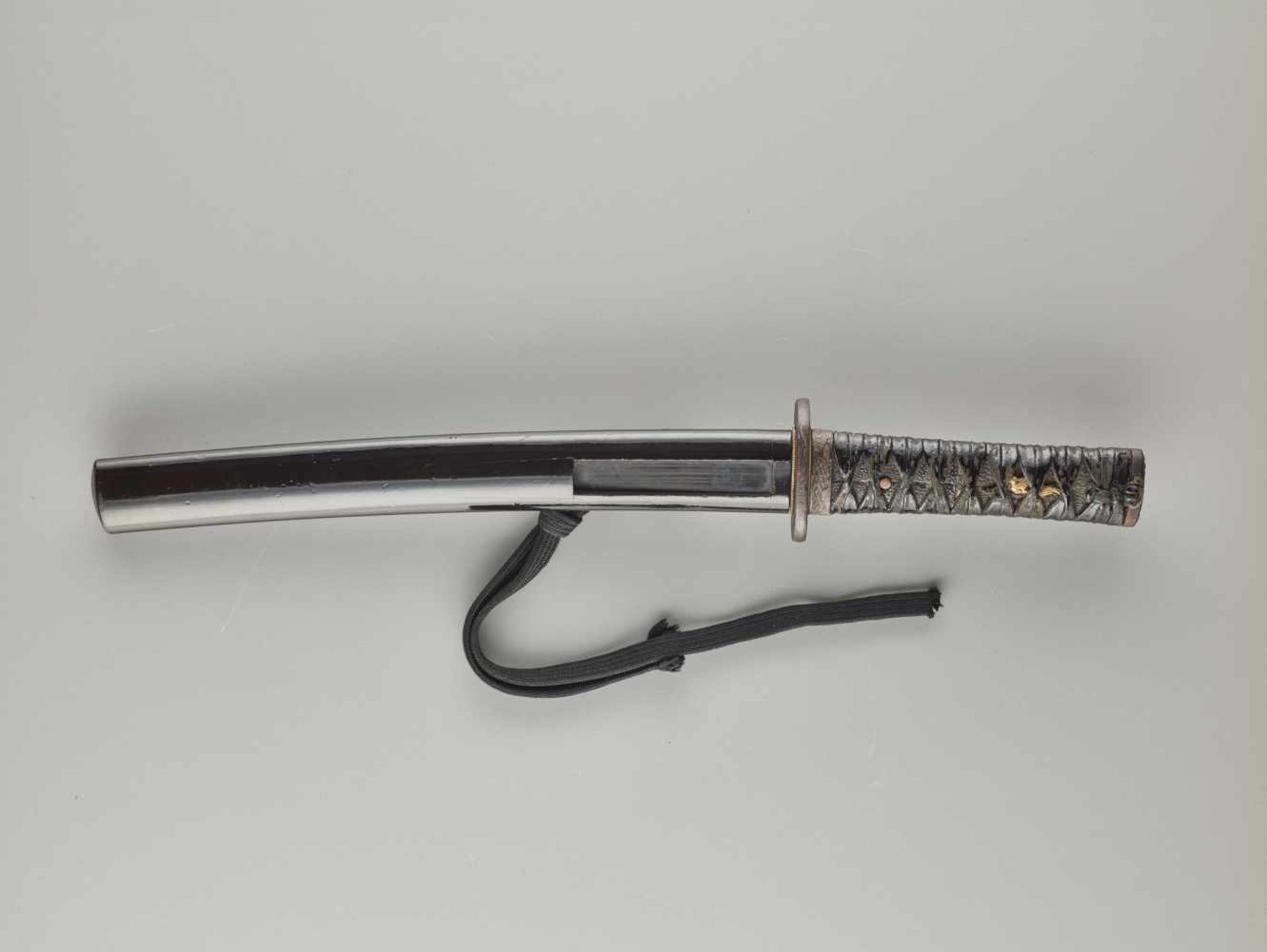 A TANTO BY KUNIYOSHI Japan, Edo period (1603 – 1868) (blade and koshirae)BladeEven shape with iori - Image 6 of 9