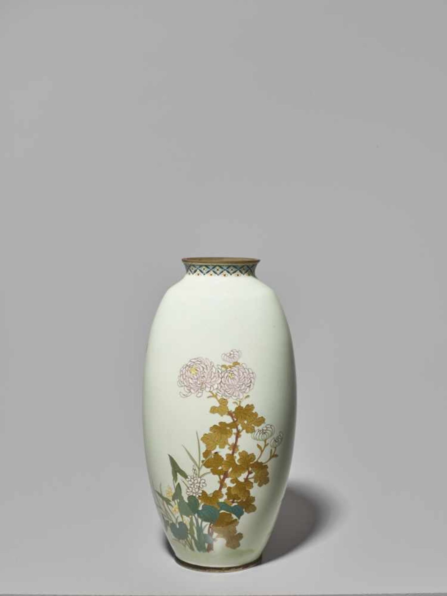 A LARGE PAIR OF JAPANESE ENAMEL CLOISONNÉ VASES WITH YURI LILIES AND MANY SEASONAL FLOWERS Cloisonné - Image 4 of 11