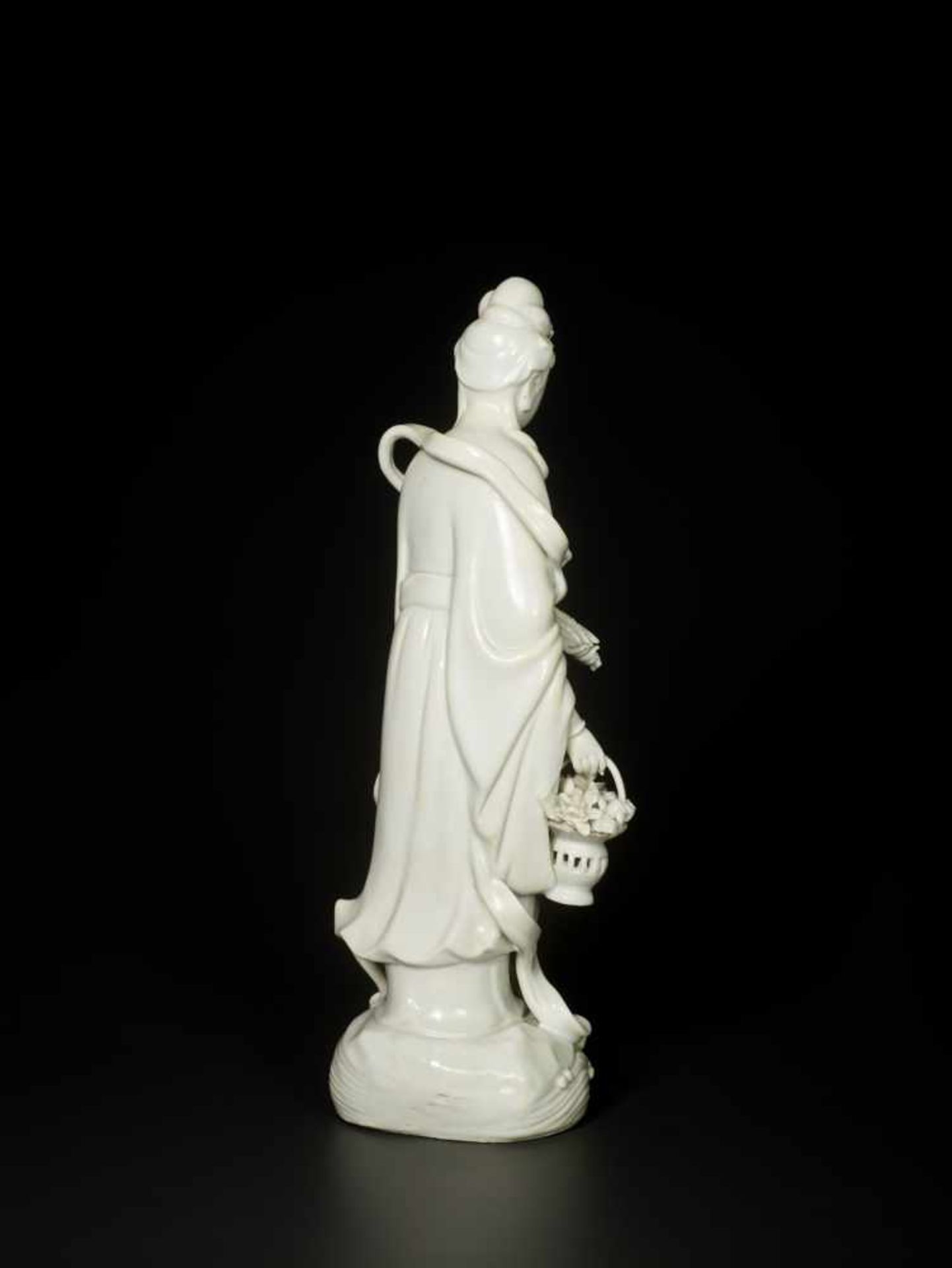 A BLANC-DE-CHINE PORCELAIN FIGURE OF GUANYIN, QING DYNASTY, DEHUA Molded white porcelain with carved - Image 5 of 8