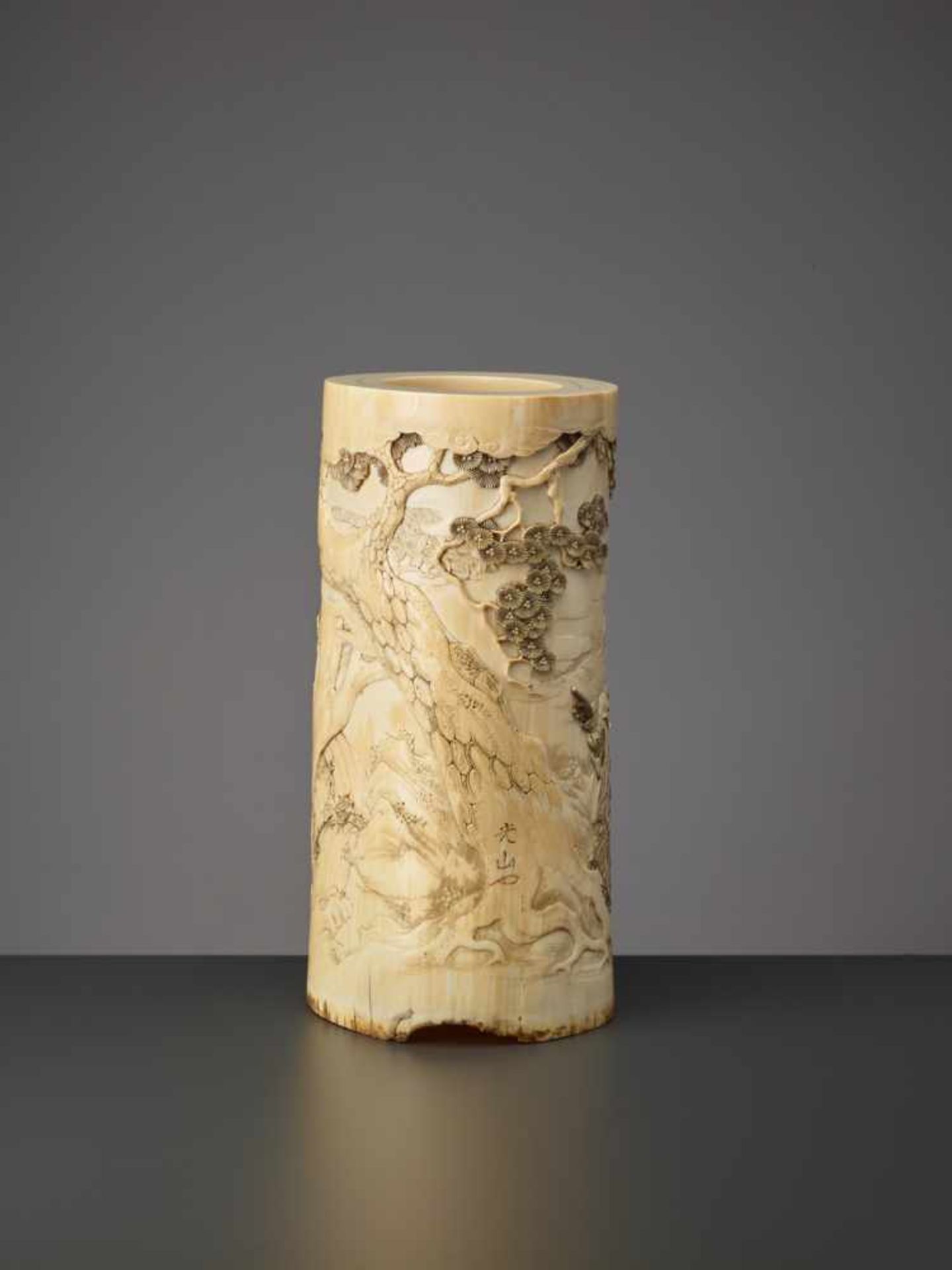 A LARGE AND FINE JAPANESE TUSK VASE DEPICTING YAMABUSHI WARRIOR PRIESTS BY KOZAN Ivory with wood - Image 9 of 12