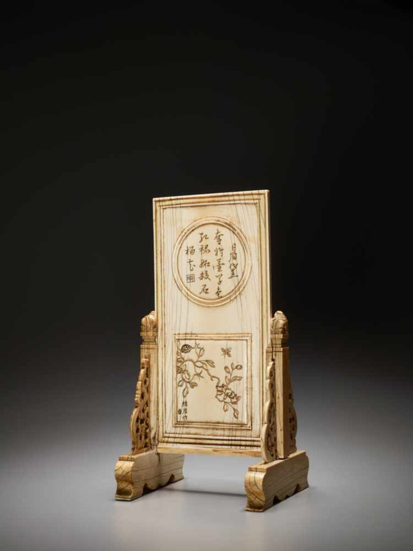 AN IVORY DOUBLE-SIDED ‘NARRATIVE’ TABLE SCREEN, KANGXI Artist signature on the stand. Ivory engraved - Image 4 of 10