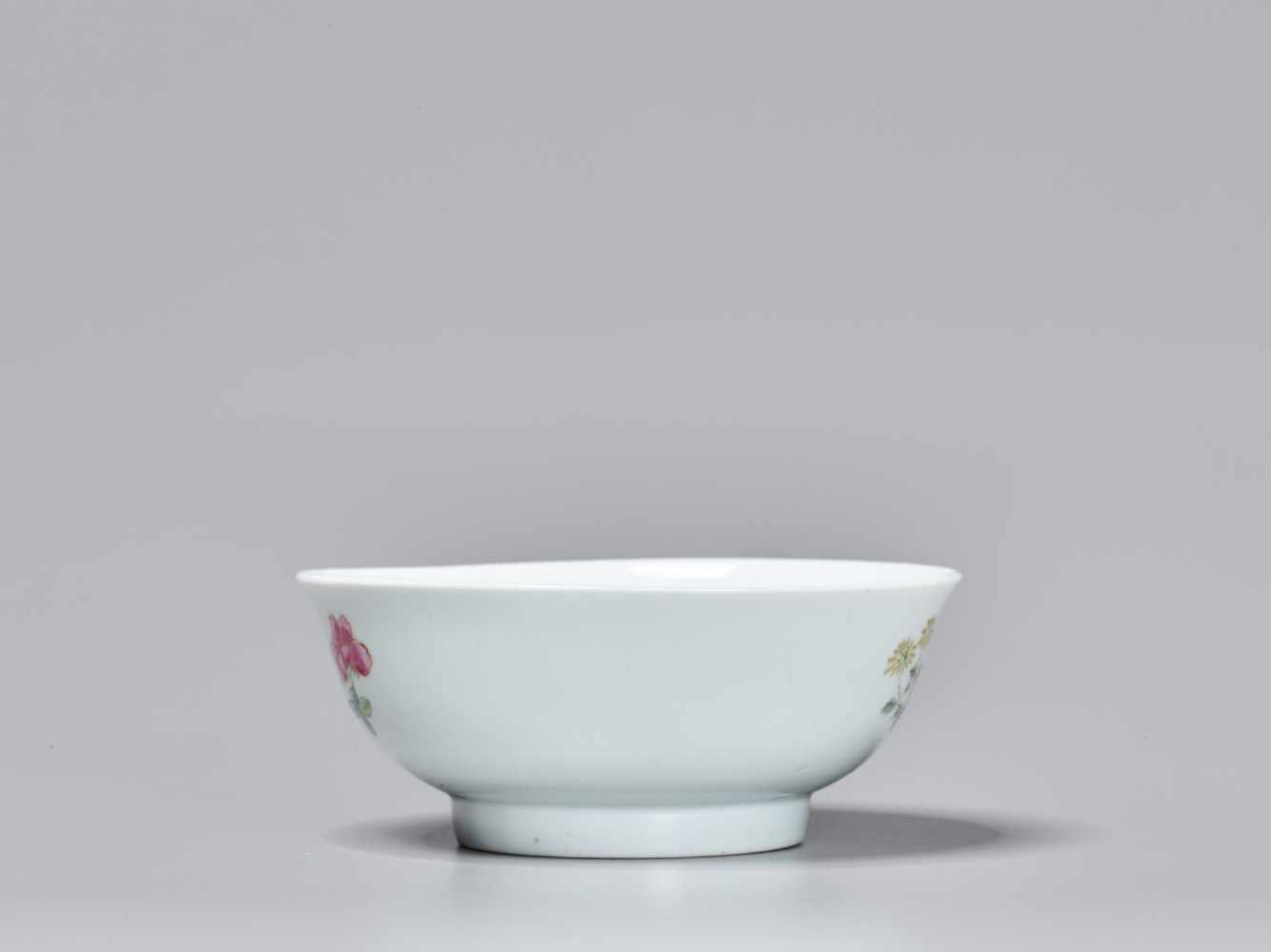 A FAMILLE ROSE ‘COCKEREL EATING FLY’ PORCELAIN BOWL, 18TH CENTURY Four-character Yongzheng mark - Image 6 of 7