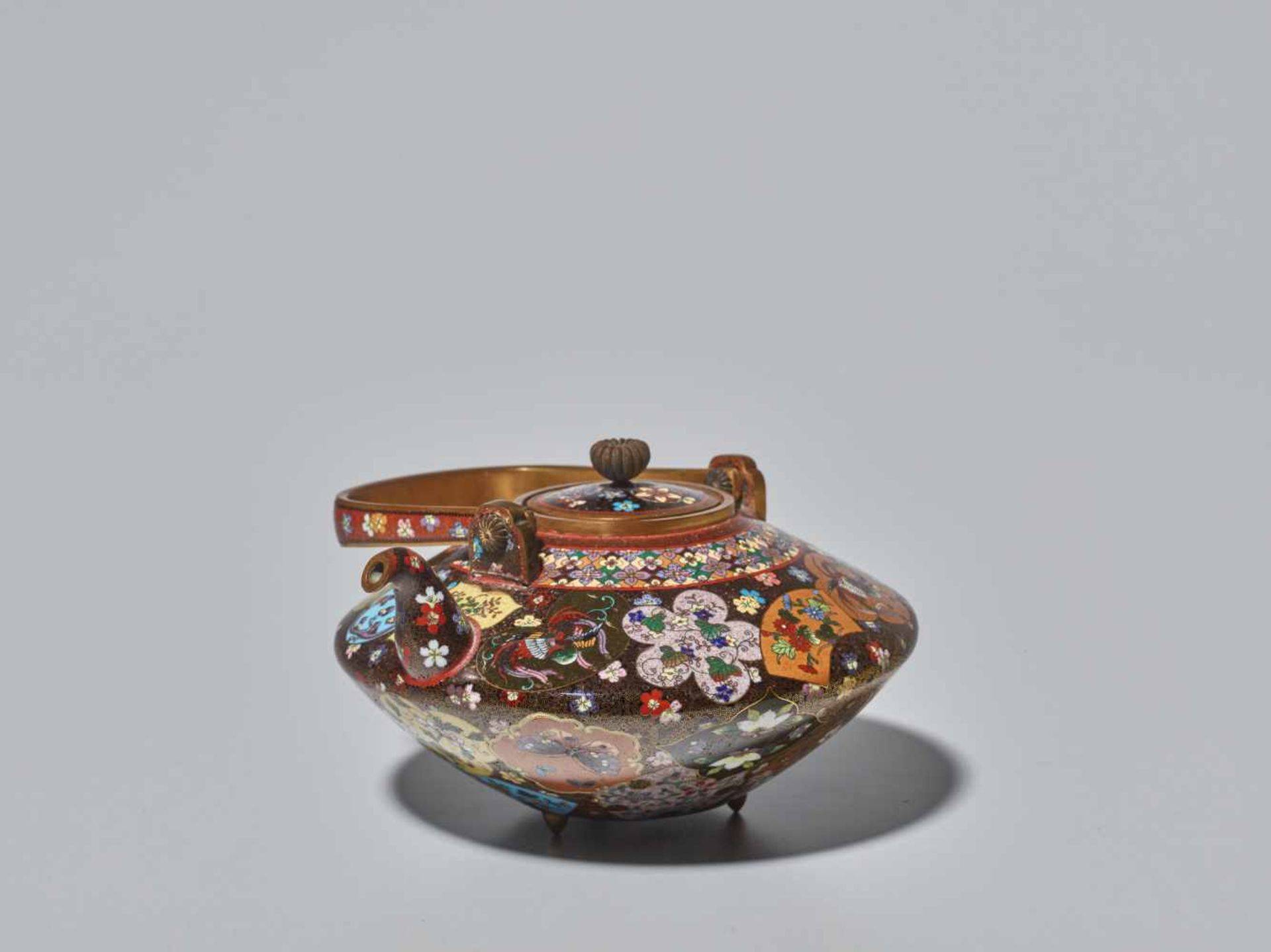 A FINE JAPANESE CLOISONNÉ ENAMEL TEAPOT ATTRIBUTED TO NAMIKAWA YASUYUKI (1845 – 1927) Cloisonné with - Image 10 of 10