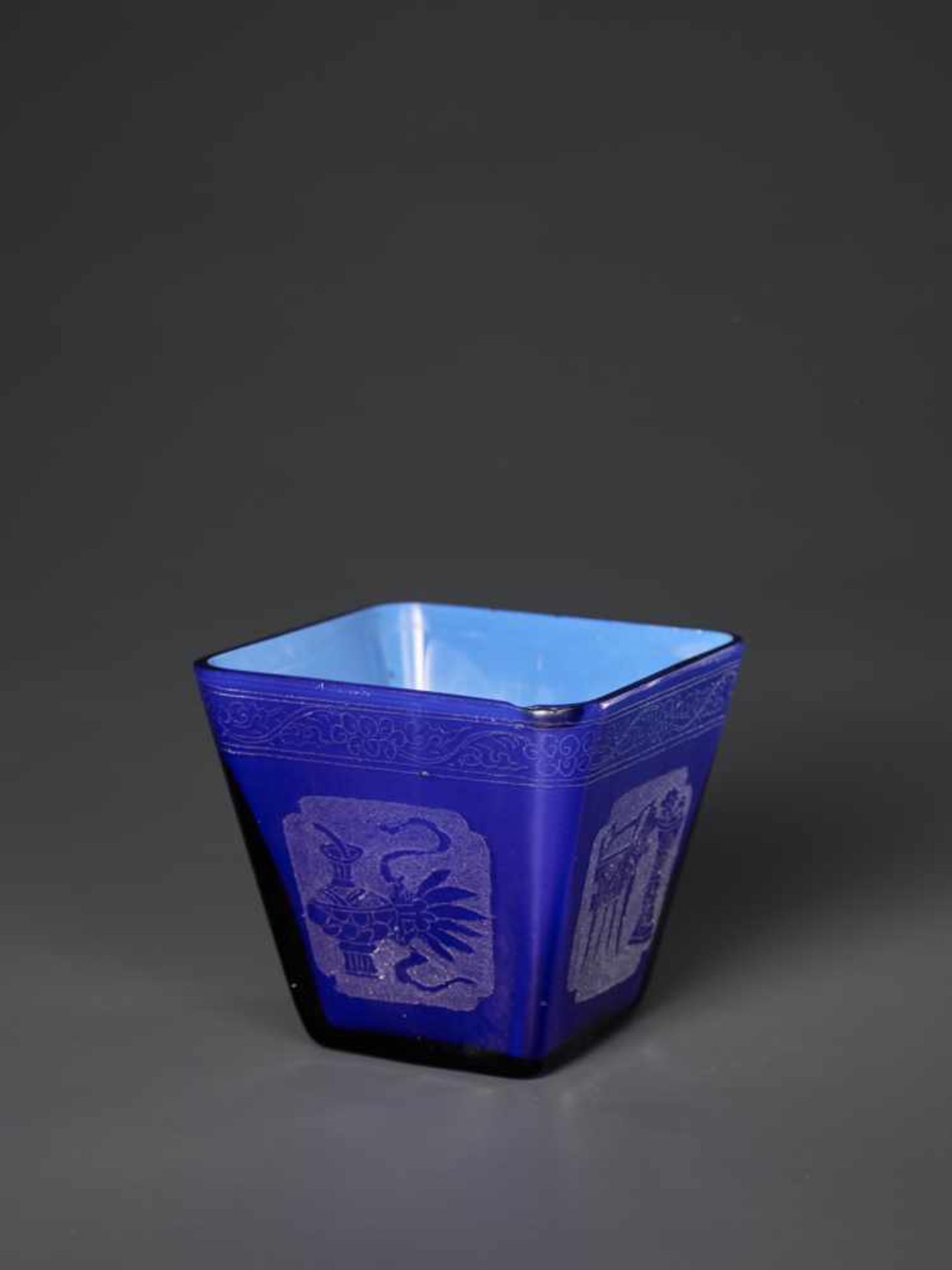 AN ETCHED AND DIAMOND-ENGRAVED SAPPHIRE-BLUE OVERLAY GLASS CUP, KANGXI, 1696-1715 The square- - Bild 5 aus 7