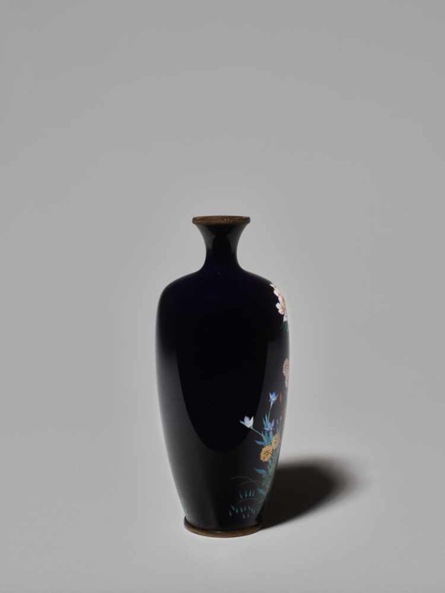 A JAPANESE CLOISONNÉ ENAMEL VASE WITH KIKU AND FUYO BLOSSOMS Cloisonné with colored enamelsJapan, - Image 5 of 6