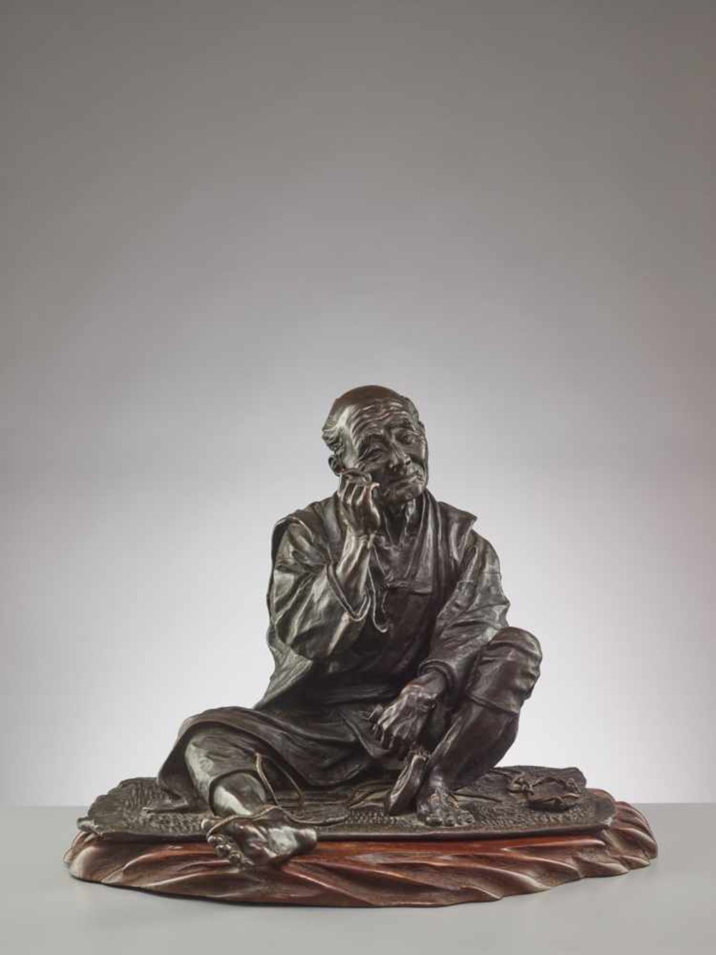 A FINE AND LARGE JAPANESE BRONZE OF A ZORI SANDAL MAKER TAKING A SMOKING BREAK BY TAKAHASHI RYOUN - Image 6 of 11