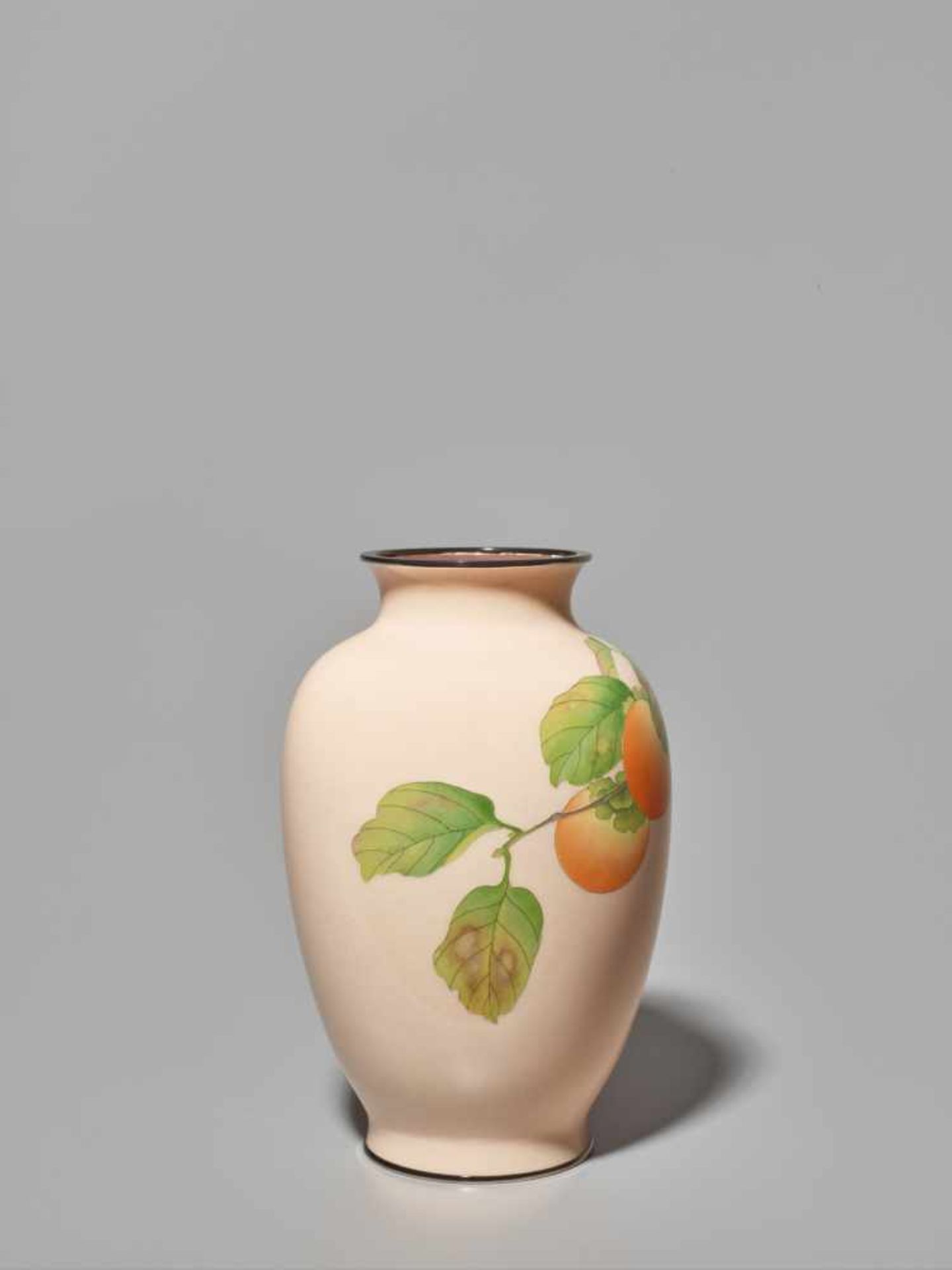 A FINE JAPANESE CLOISONNÉ ENAMEL VASE WITH PERSIMMONS BY ANDO JUBEI Cloisonné with colored enamels - Image 3 of 8